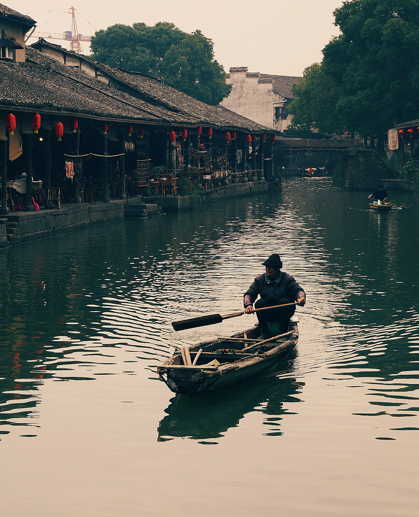 Panasonic Lumix DC-GX850 (Lumix DC-GX800 / Lumix DC-GF9) sample photo. Boating old man photography