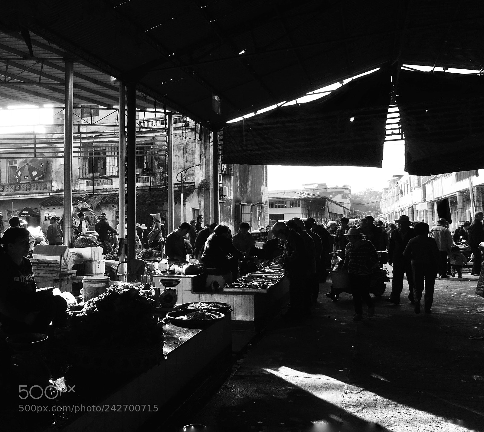 Apple iPhone SE sample photo. Street market in winter photography