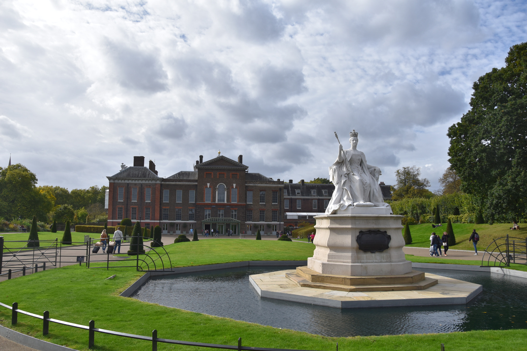 Nikon D5600 sample photo. Queen victoria at kensington photography