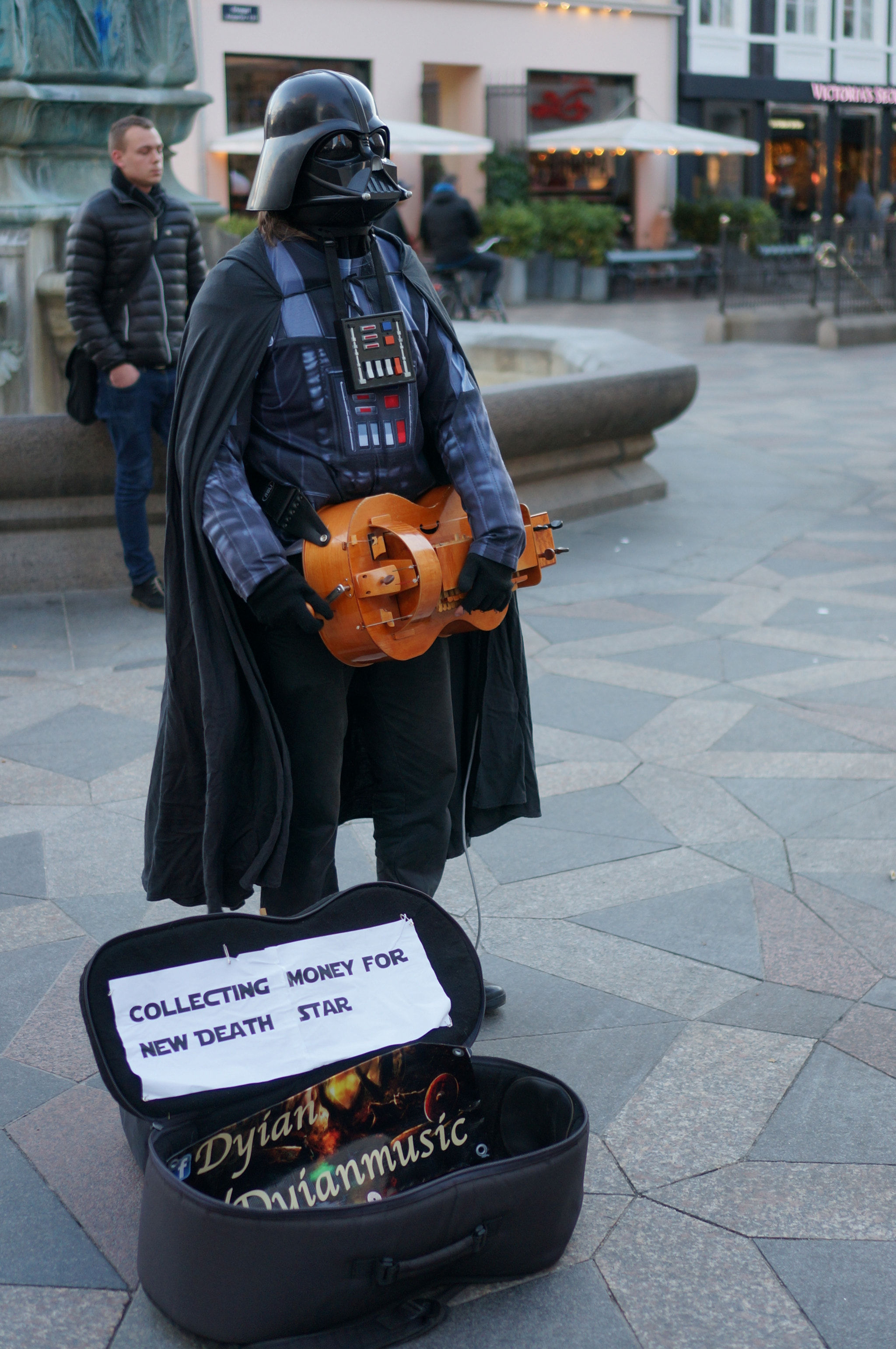 Sony Alpha NEX-6 + Sony E 35mm F1.8 OSS sample photo. Darth busker photography