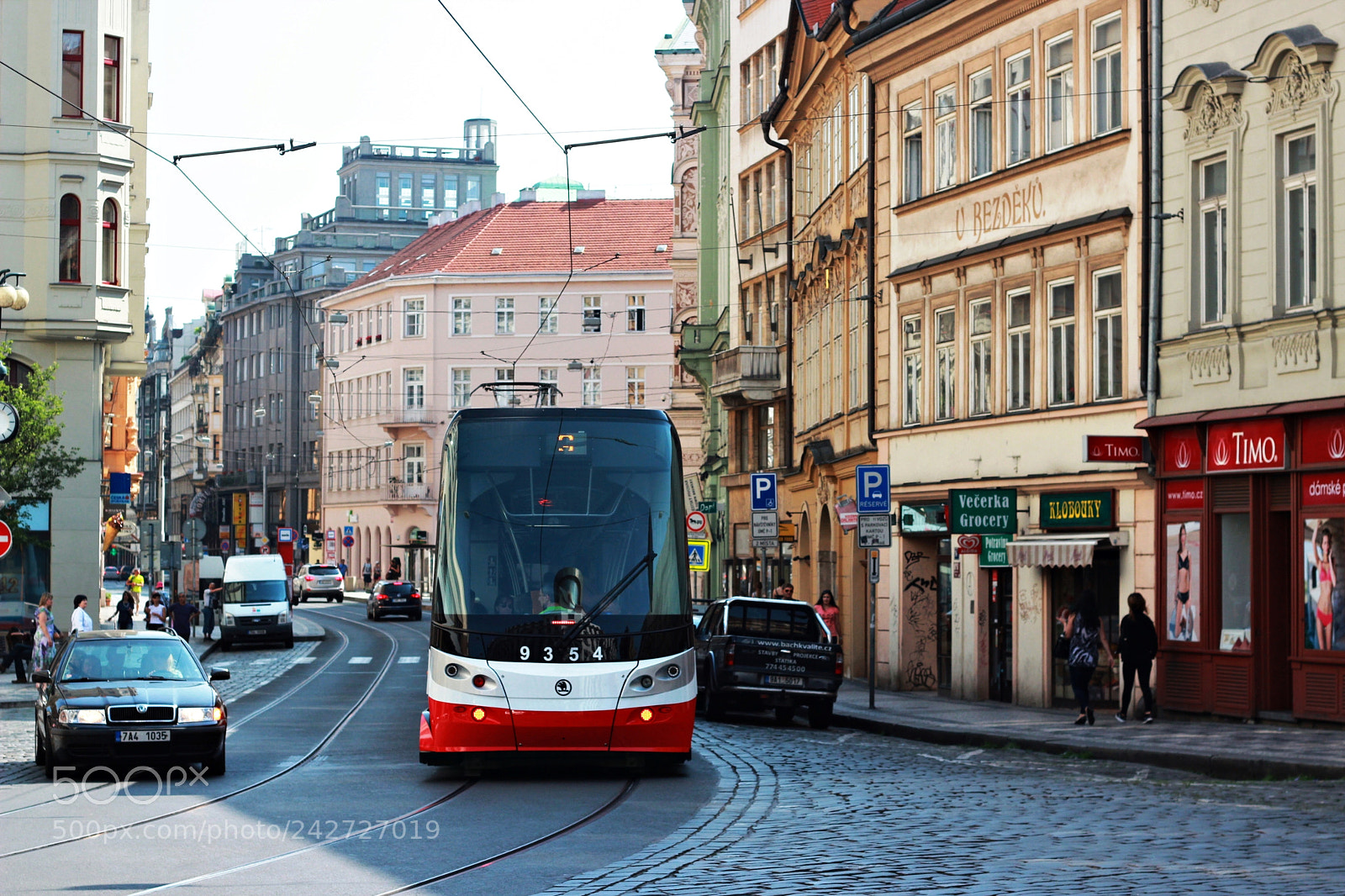 Canon EOS 600D (Rebel EOS T3i / EOS Kiss X5) sample photo. Prague tram photography