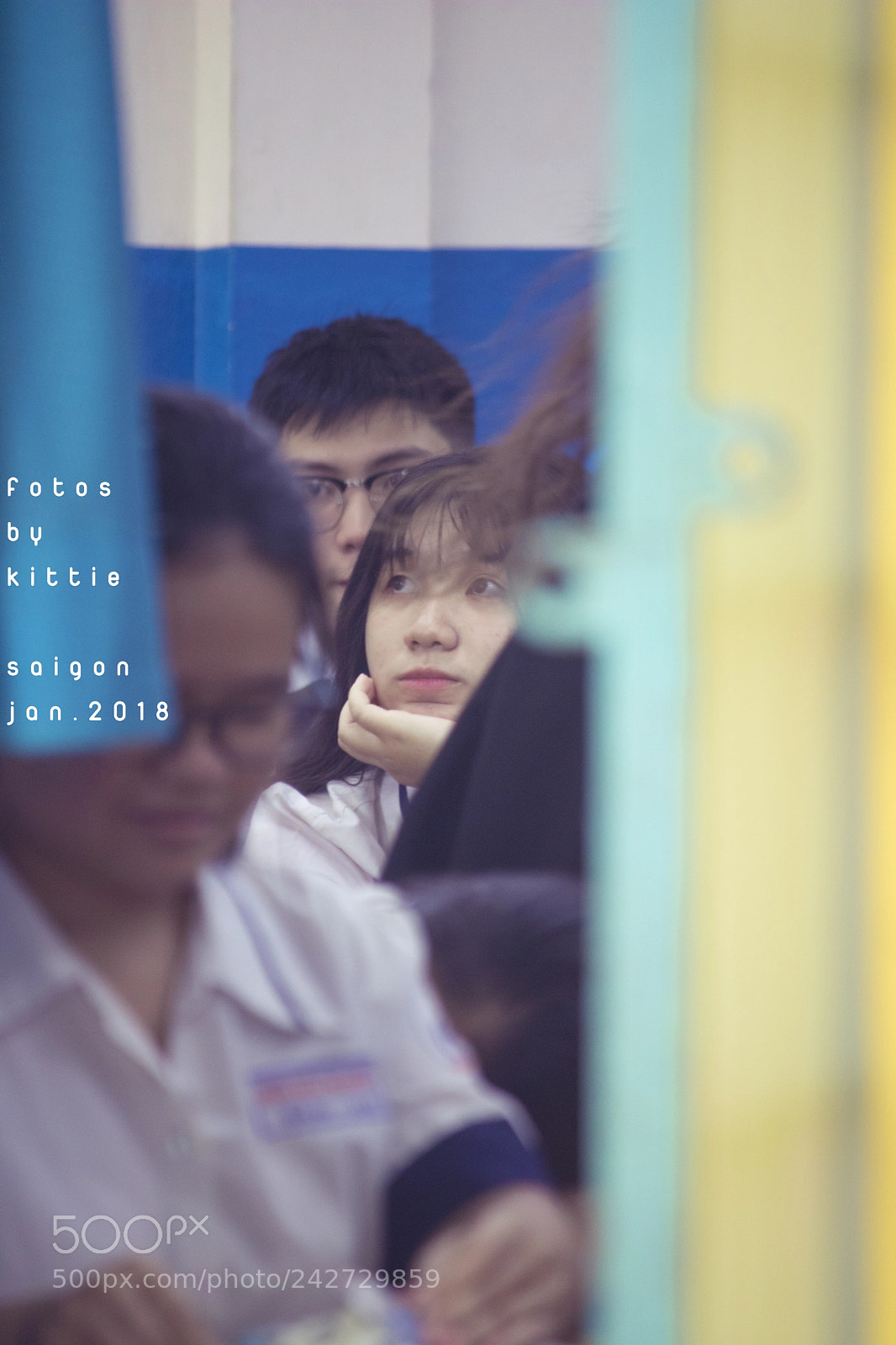 Canon EOS 750D (EOS Rebel T6i / EOS Kiss X8i) sample photo. A peep through the photography