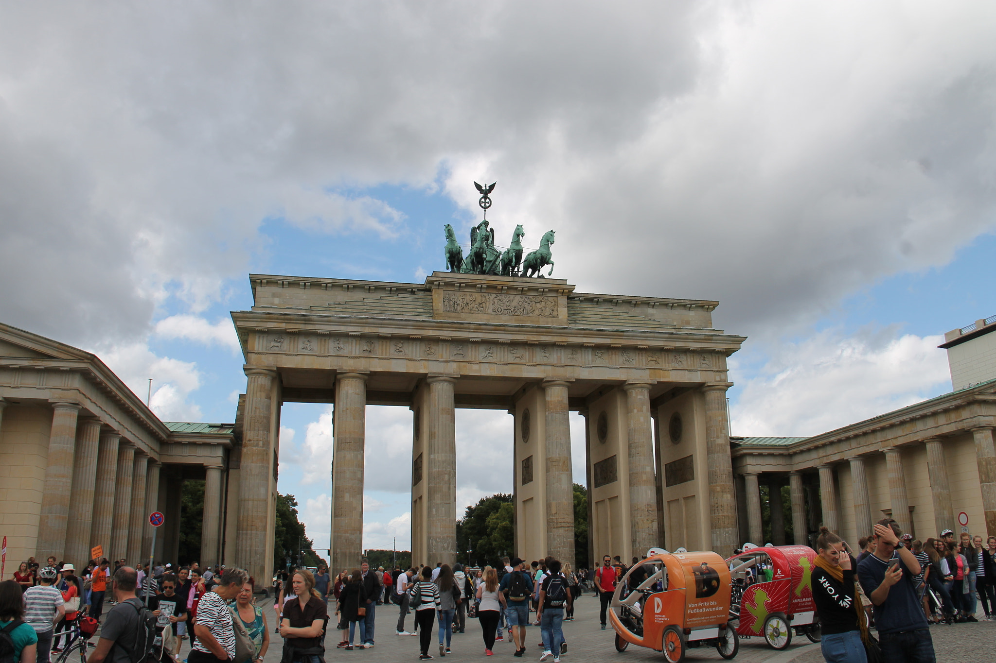 Canon EF-S 18-200mm F3.5-5.6 IS sample photo. Puerta de brandenburgo. berlin. 9 de agosto de 2016 photography