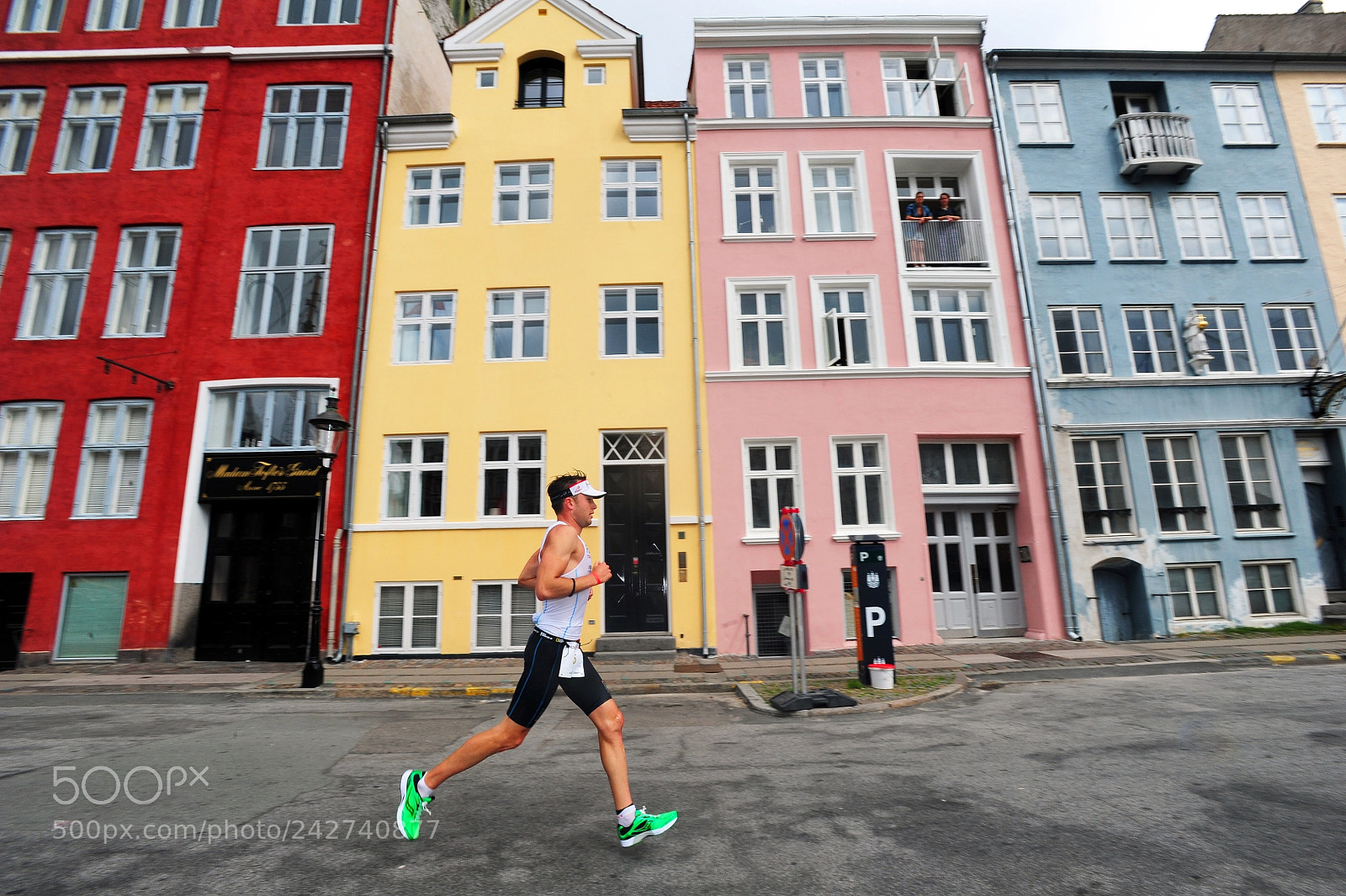 Nikon D3S sample photo. Copenhagen running past nyhaven photography