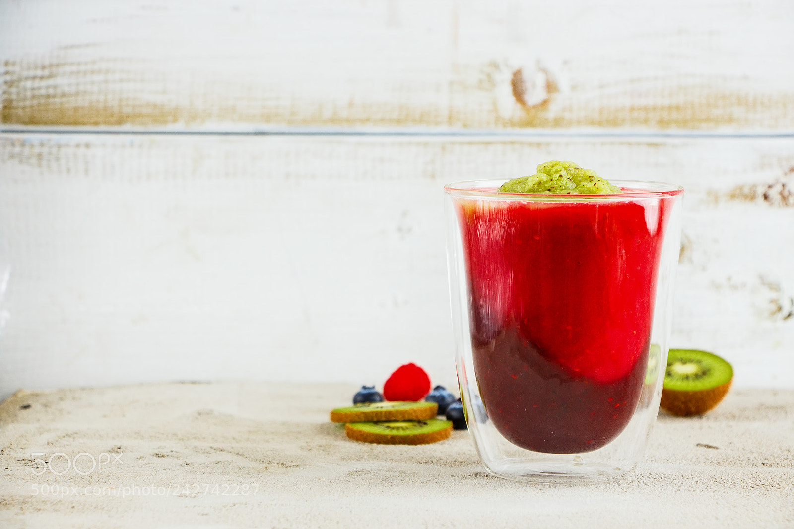 Canon EOS 700D (EOS Rebel T5i / EOS Kiss X7i) sample photo. Layered fruit smoothie photography
