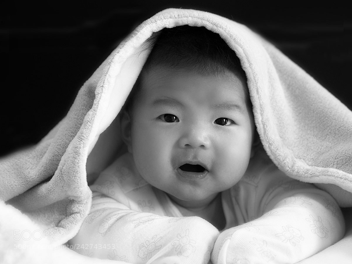 Olympus OM-D E-M1 Mark II sample photo. Baby b&w photography