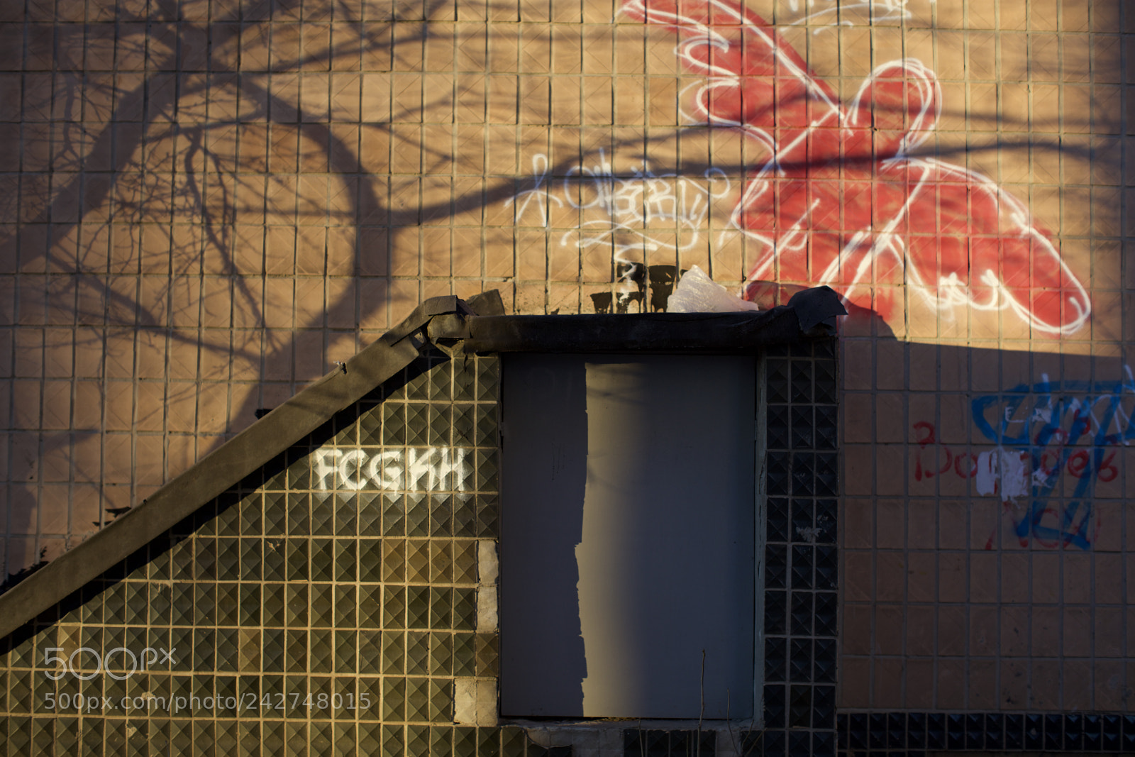 Canon EOS 5DS sample photo. Door and wall photography