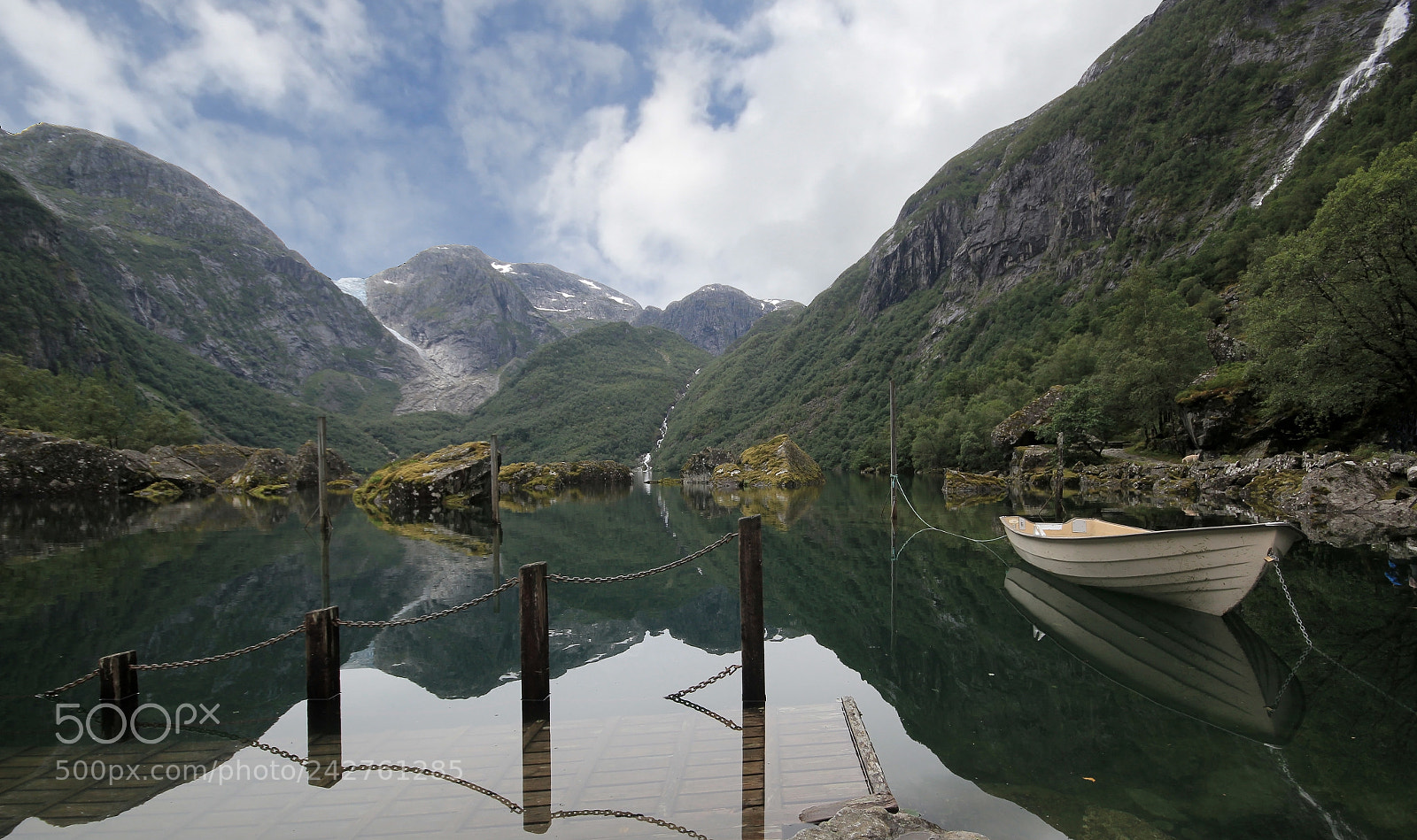 Canon EOS 550D (EOS Rebel T2i / EOS Kiss X4) sample photo. Calm lake photography