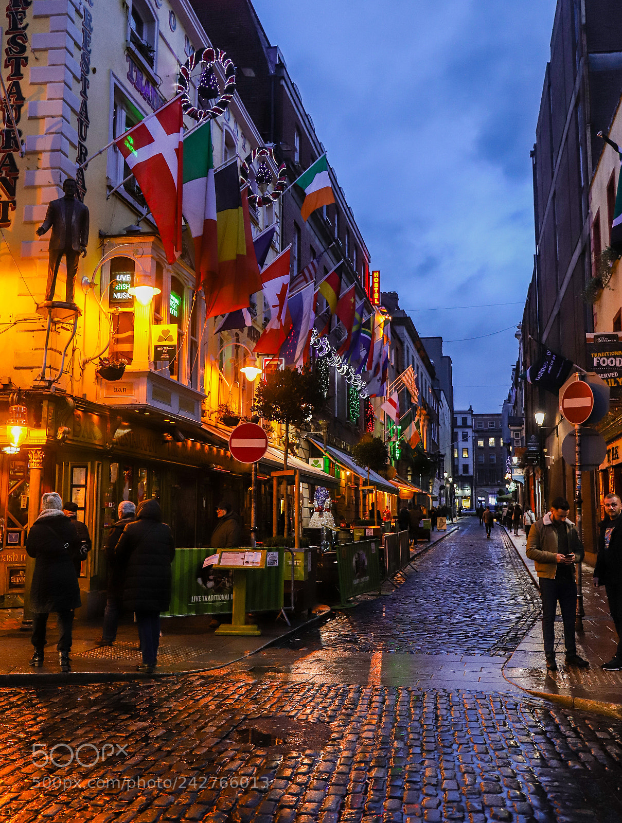 Canon EOS 6D Mark II sample photo. Dublin city pubs photography