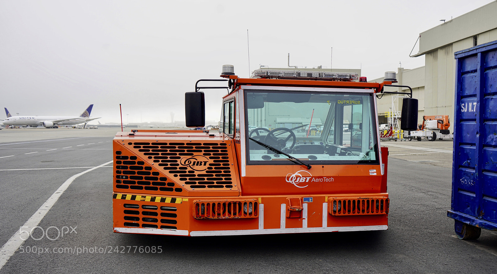 Sony a7R III sample photo. United airlines aircraft tug photography