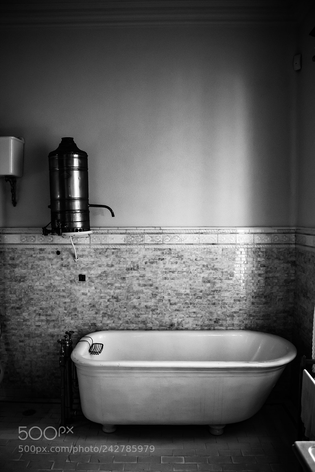 Canon EOS 1300D (EOS Rebel T6 / EOS Kiss X80) sample photo. Moody mansion photography