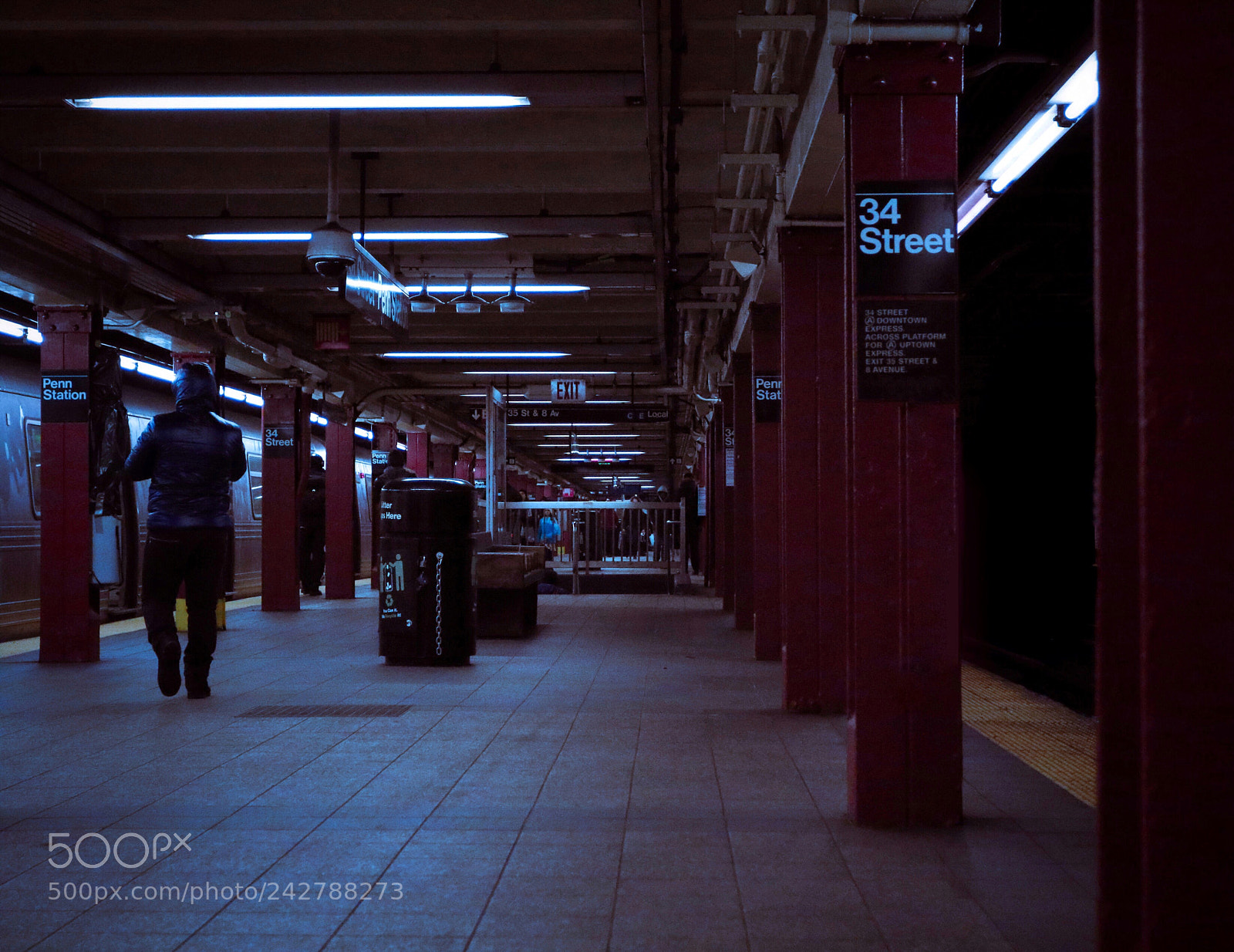Canon EOS 7D Mark II sample photo. The almost empty subway photography