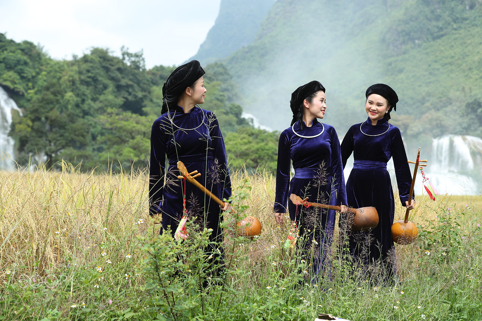 Canon EOS-1D X Mark II sample photo. Tay girls on the way to perform the song then at the foot of ban gioc waterfall photography