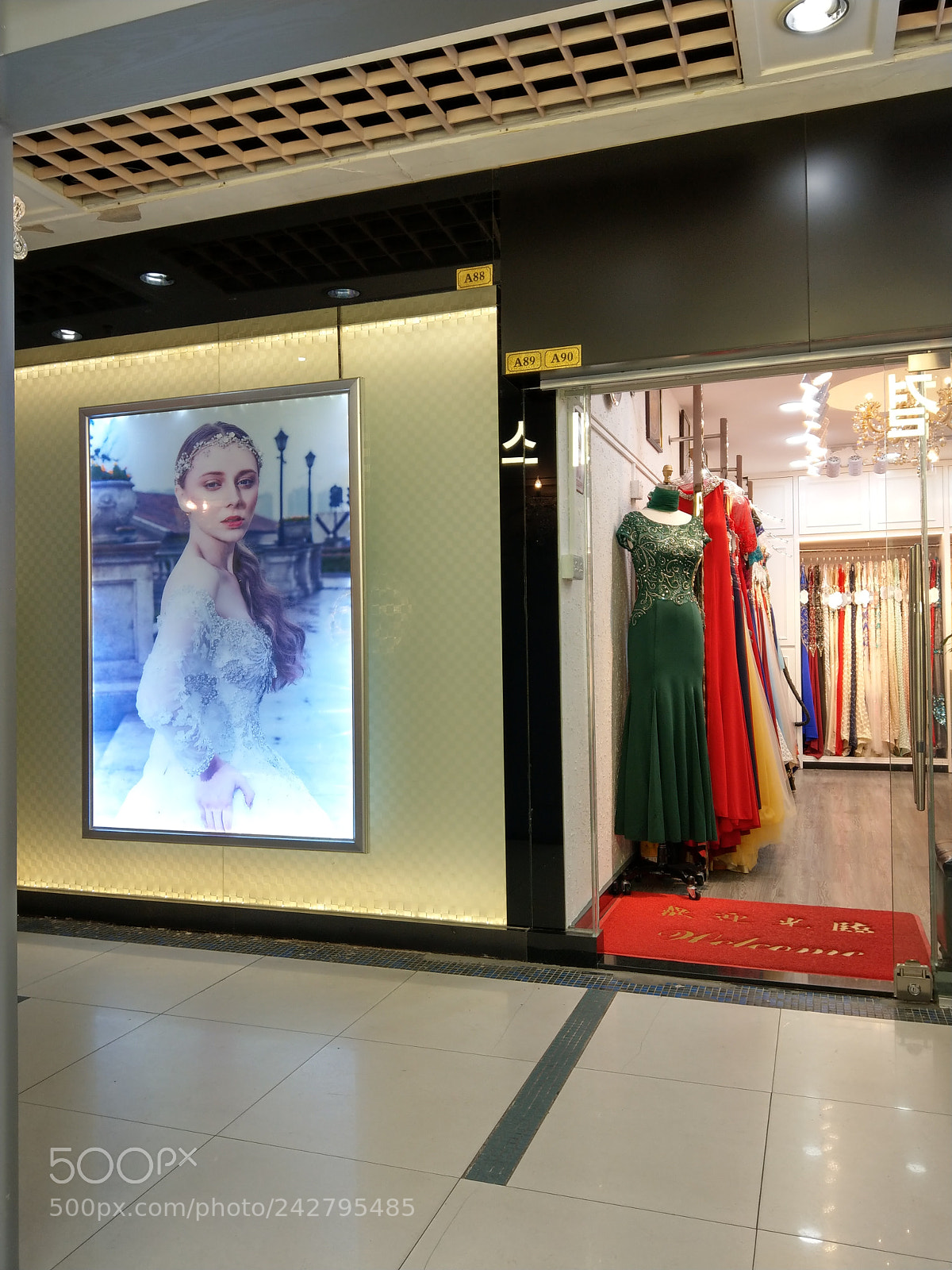 HTC U11 sample photo. My wedding dress shop photography