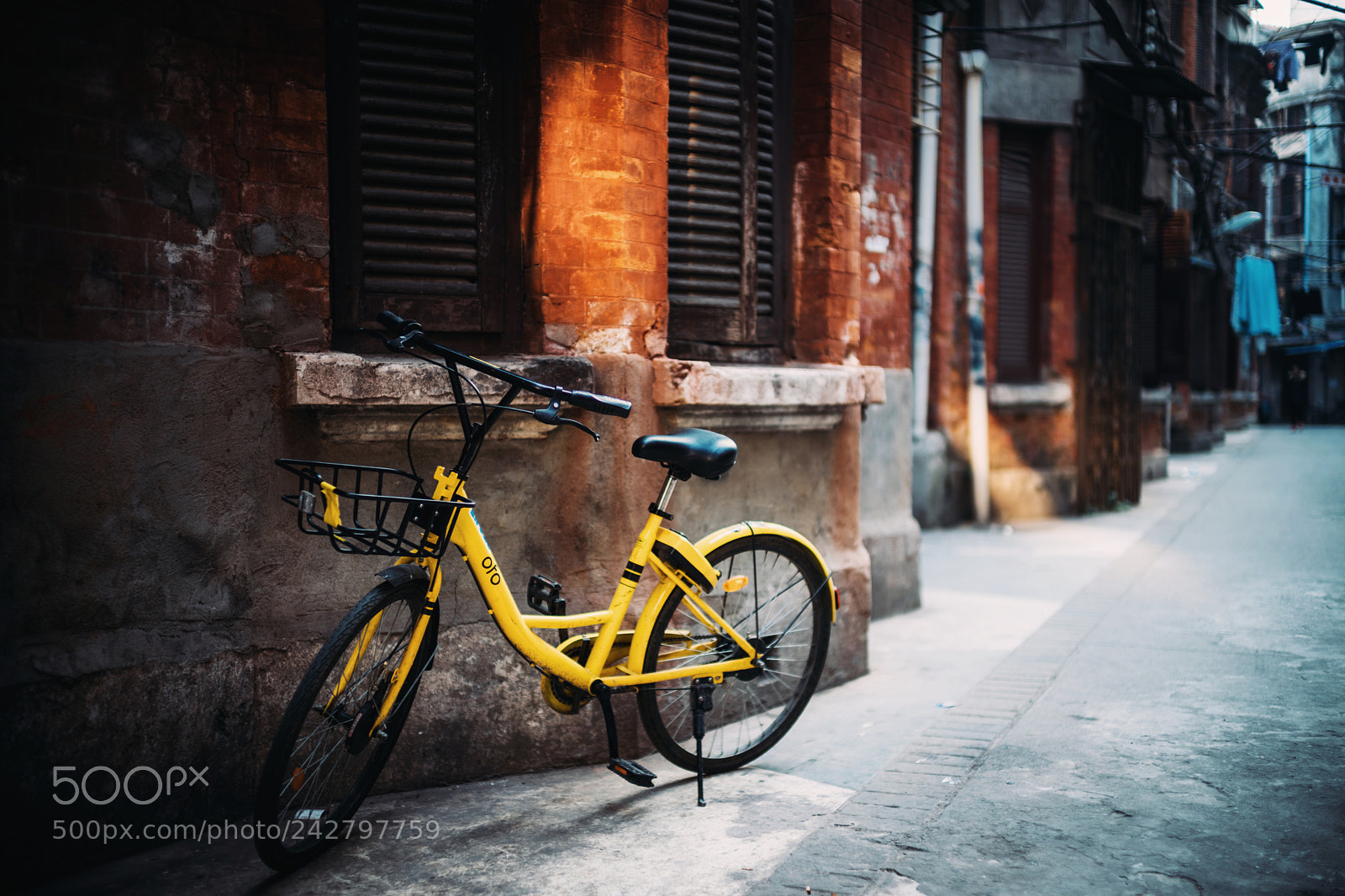 Sony a7 II sample photo. Bike in the corner  photography