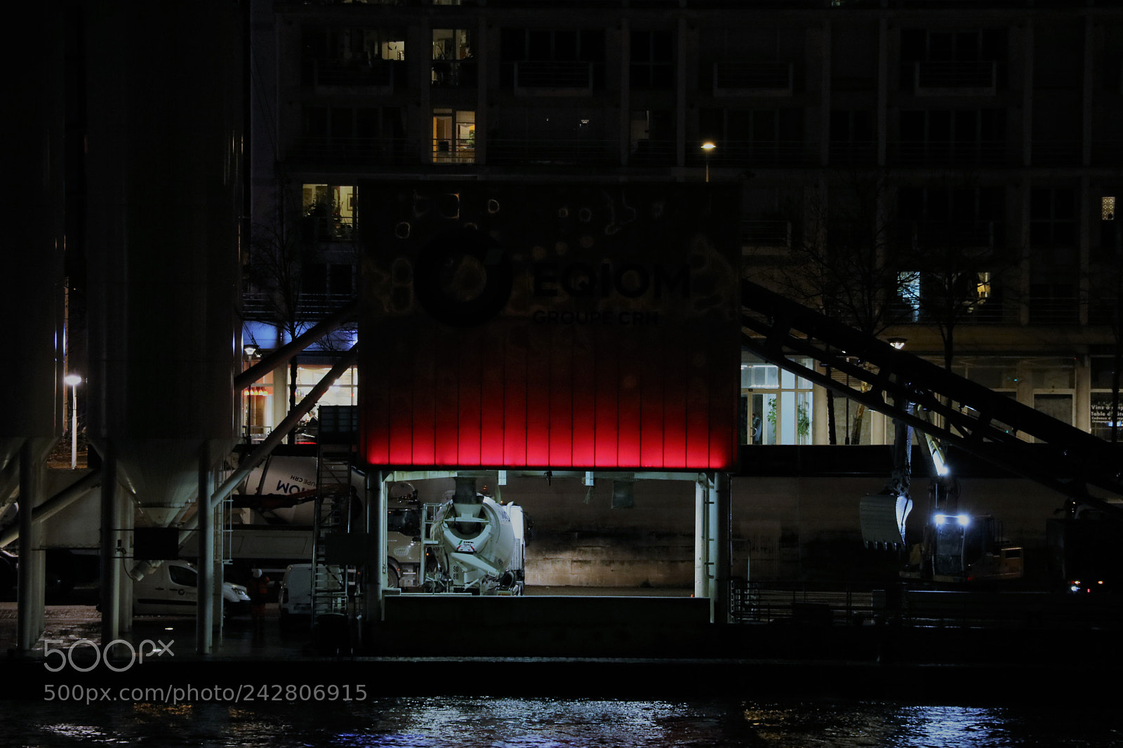 Canon EOS 750D (EOS Rebel T6i / EOS Kiss X8i) sample photo. Red on truck photography