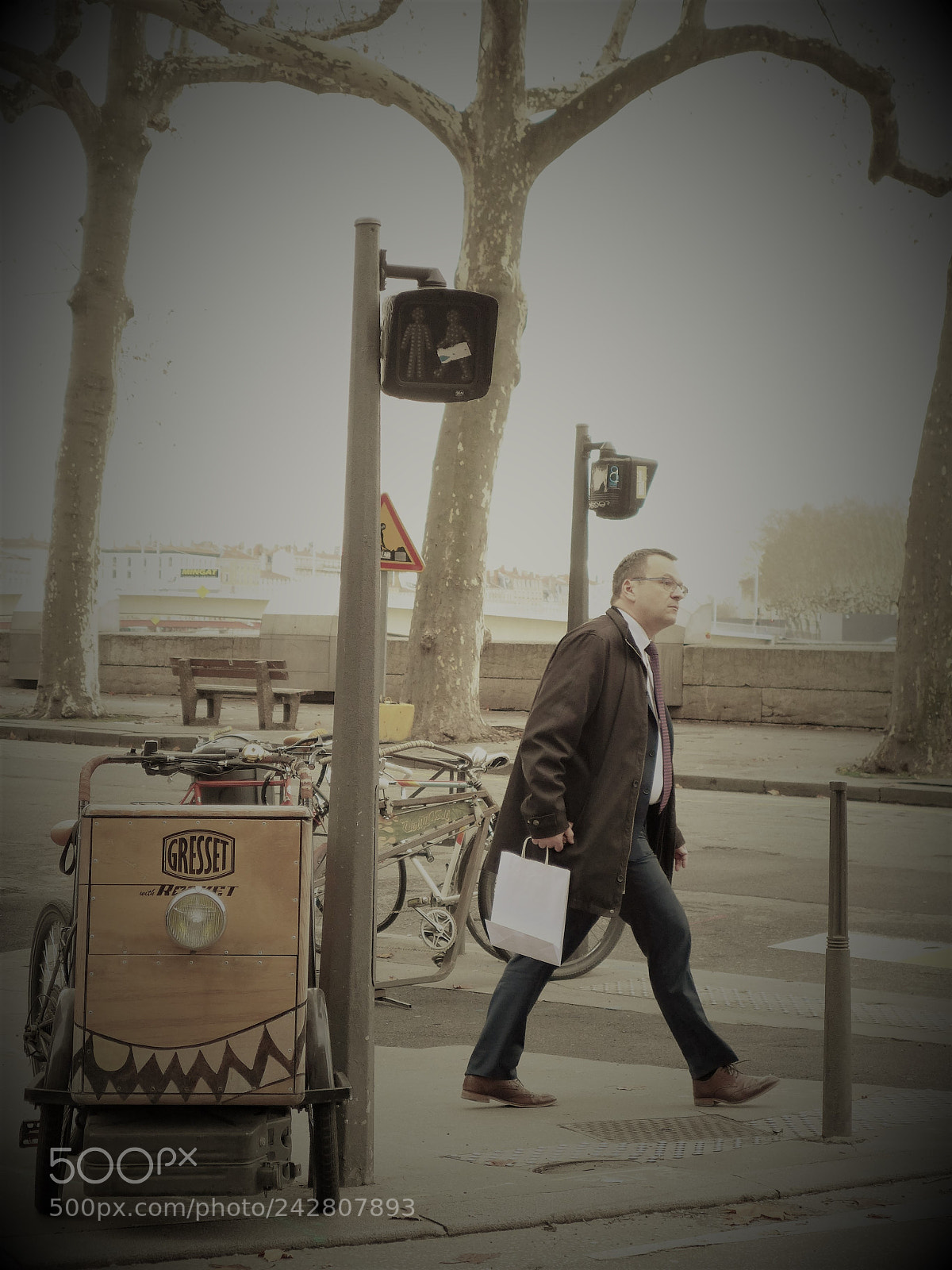 Panasonic Lumix DMC-LX7 sample photo. Man with bag at photography