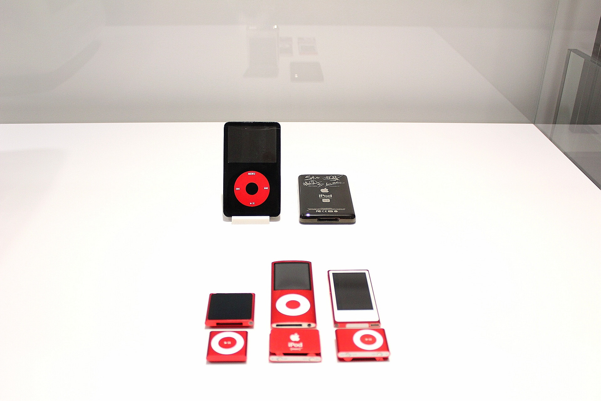 Canon EOS 1300D (EOS Rebel T6 / EOS Kiss X80) sample photo. Ipods at apple museum photography