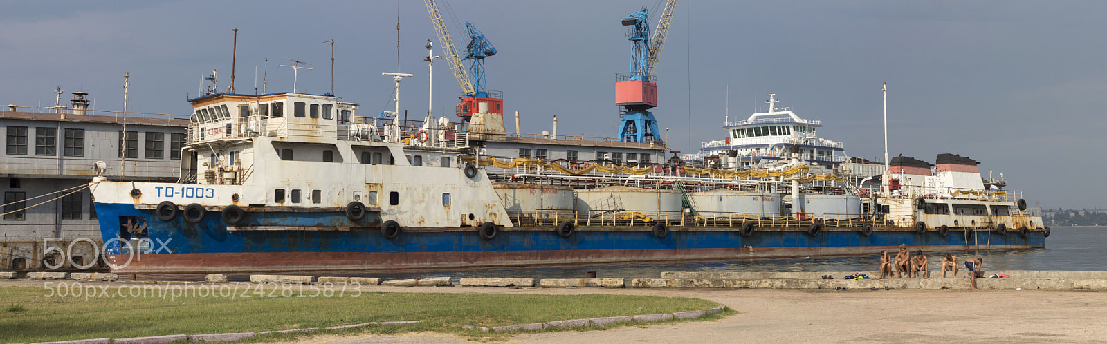 Canon EOS 650D (EOS Rebel T4i / EOS Kiss X6i) sample photo. Boys near ship photography