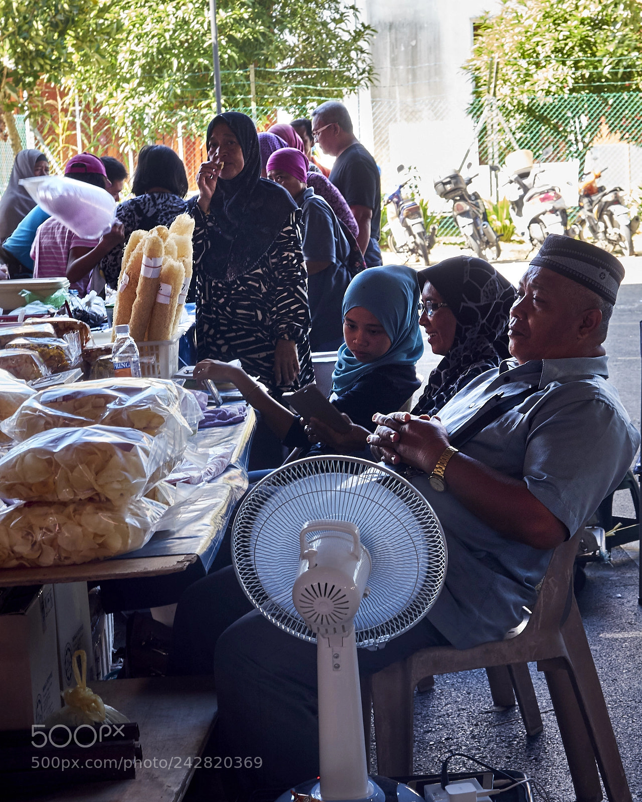 Olympus PEN-F sample photo. Laid back market traders photography