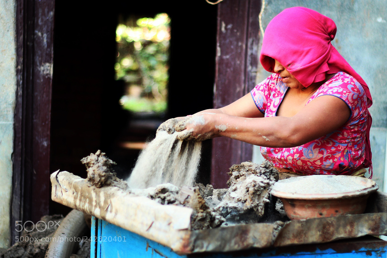 Canon EOS 650D (EOS Rebel T4i / EOS Kiss X6i) sample photo. A woman (a potter) photography