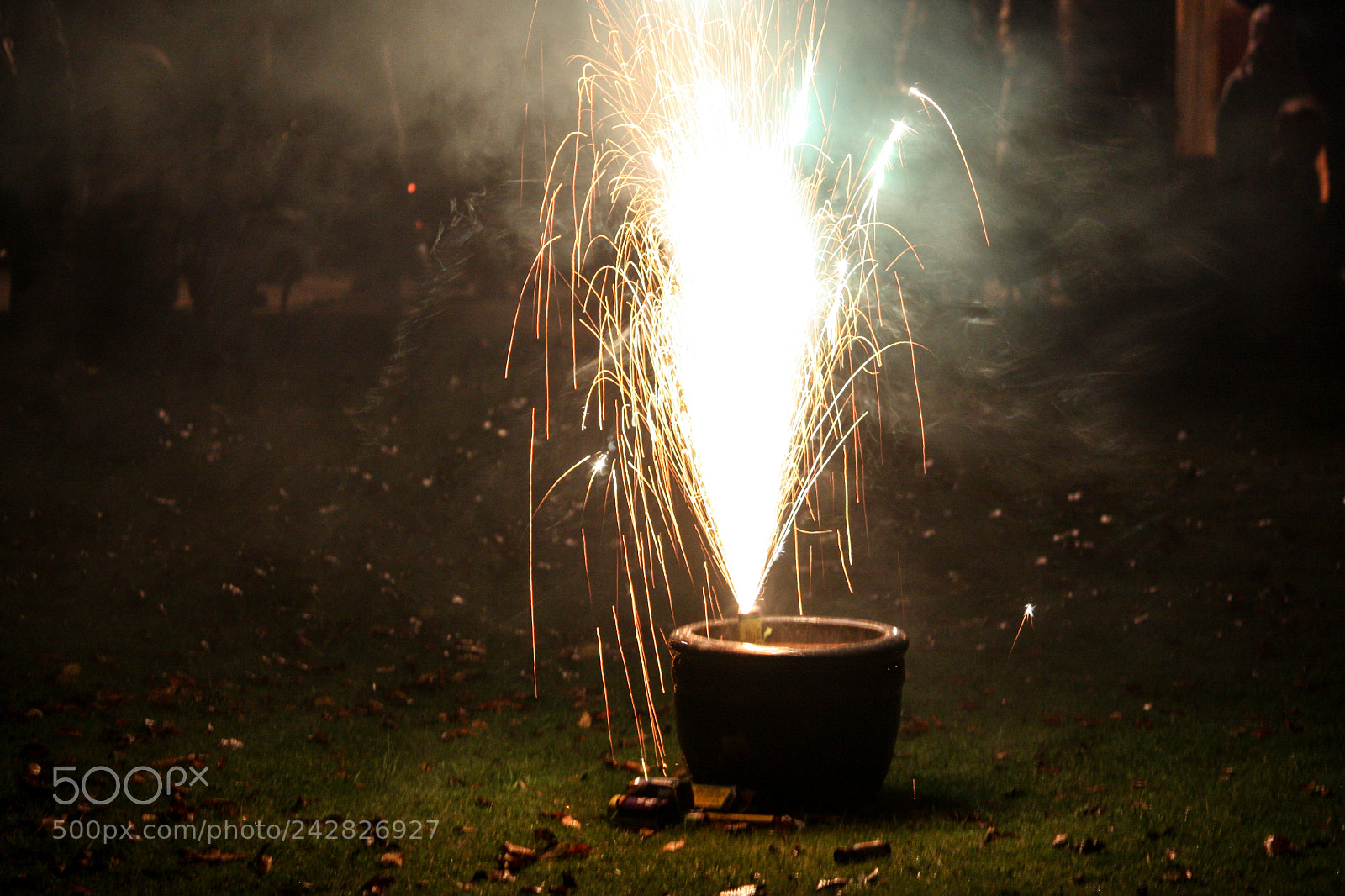 Canon EOS 450D (EOS Rebel XSi / EOS Kiss X2) sample photo. Fireworks and smoke photography