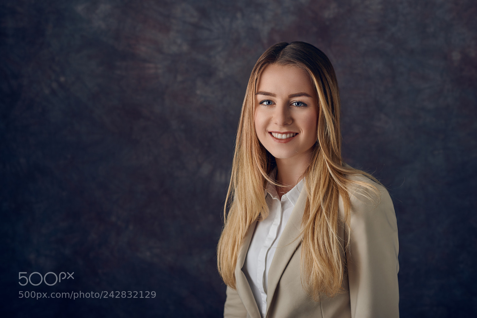 Nikon D800 sample photo. Elegant woman standing against photography