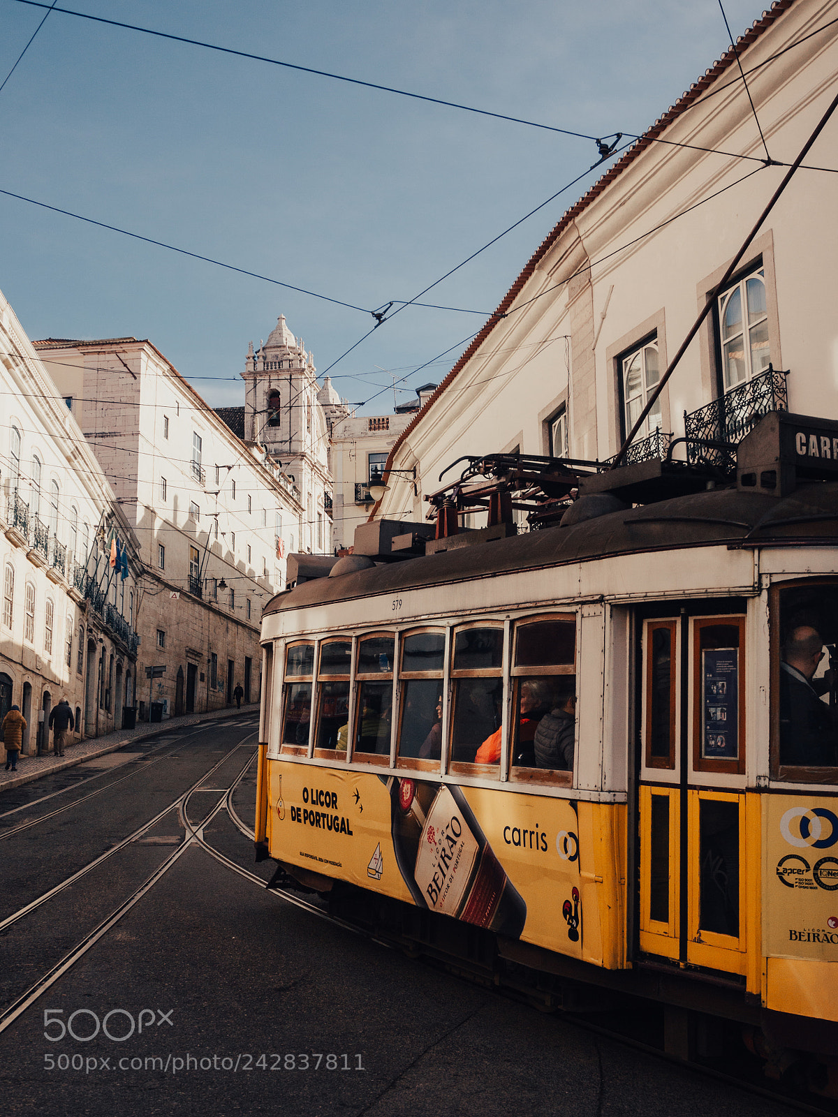 Olympus OM-D E-M10 II sample photo. Yellow tram photography