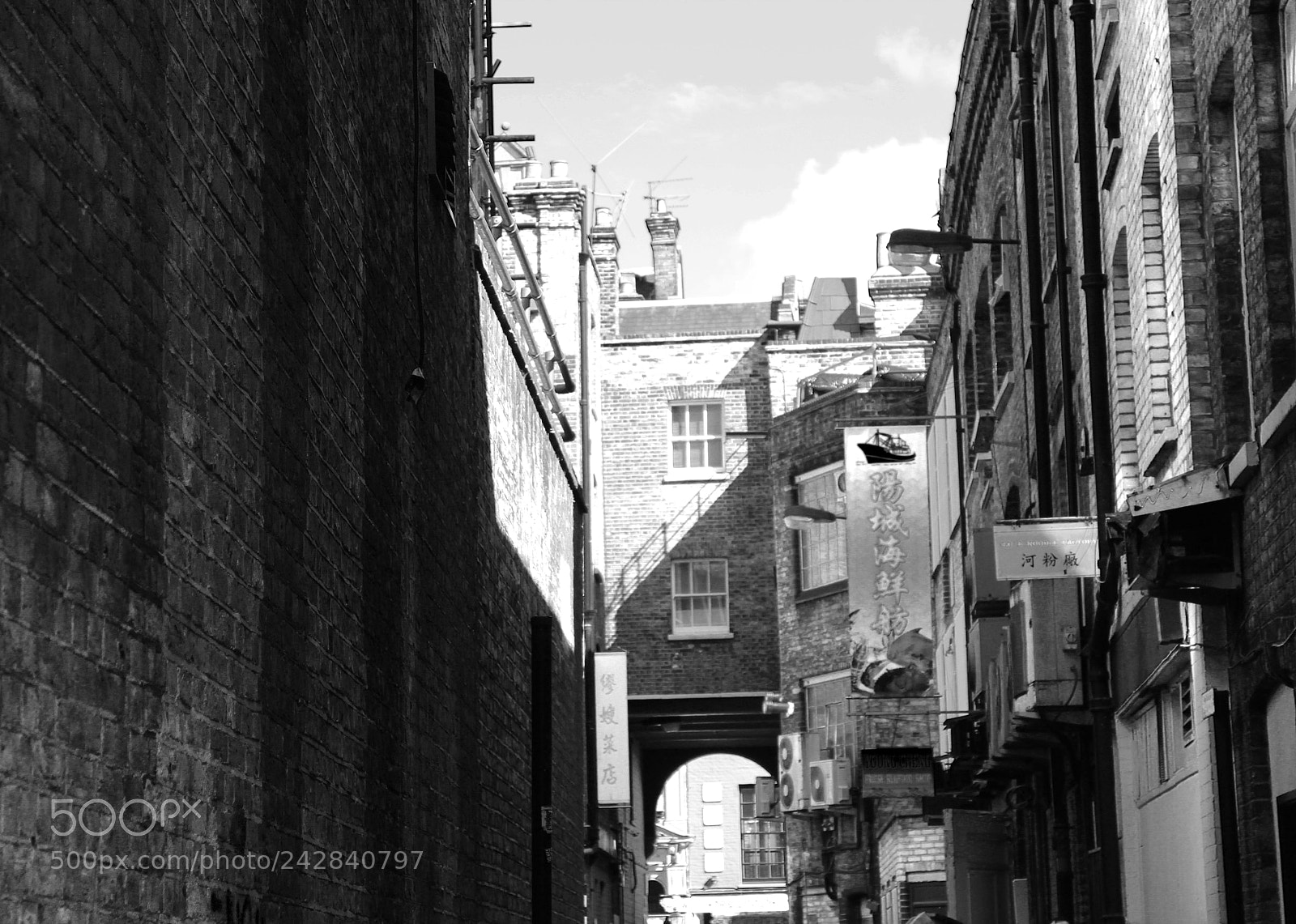 Canon EOS 1300D (EOS Rebel T6 / EOS Kiss X80) sample photo. Alleyway photography