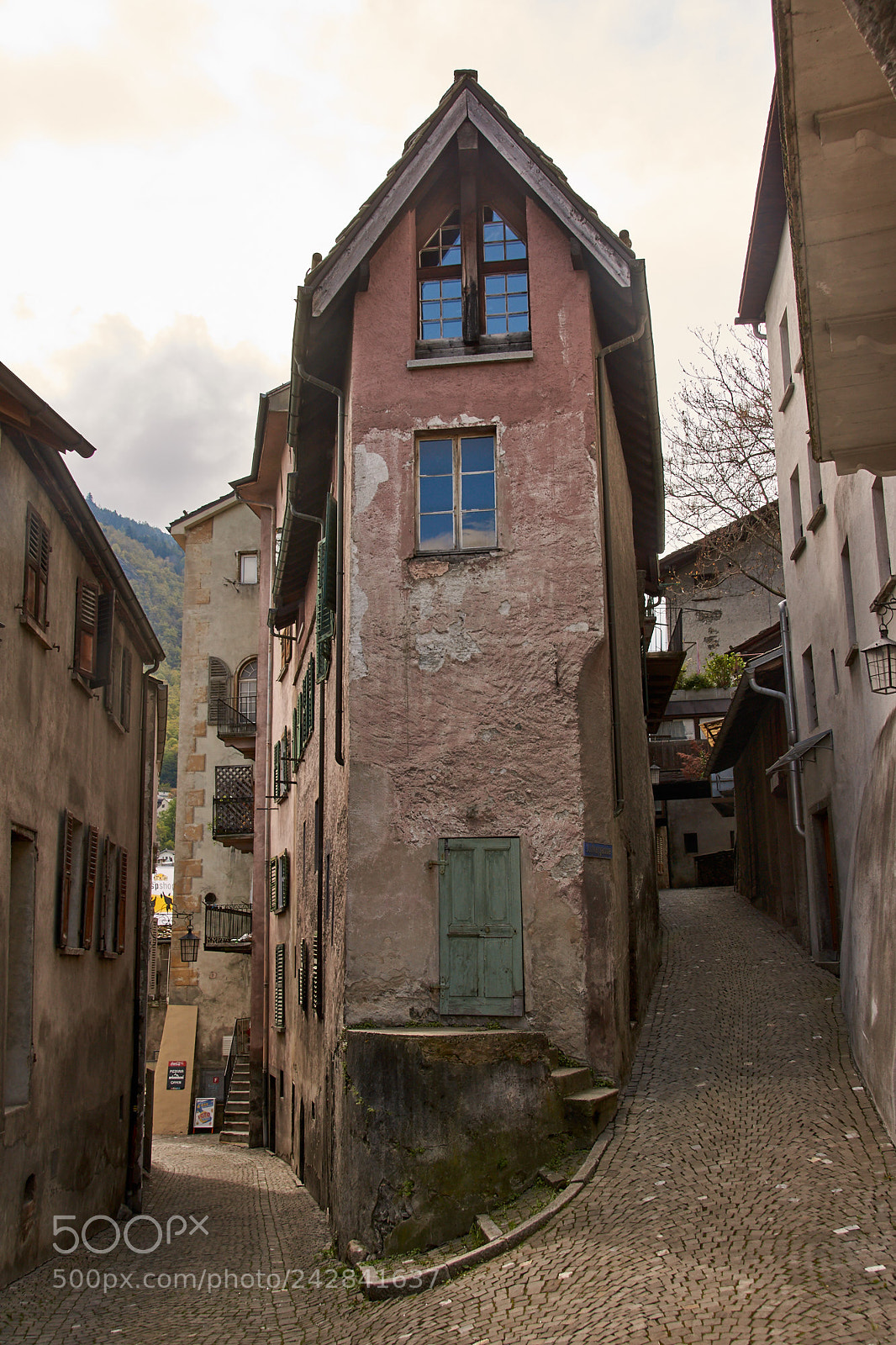 Sony SLT-A65 (SLT-A65V) sample photo. Small building on cross photography