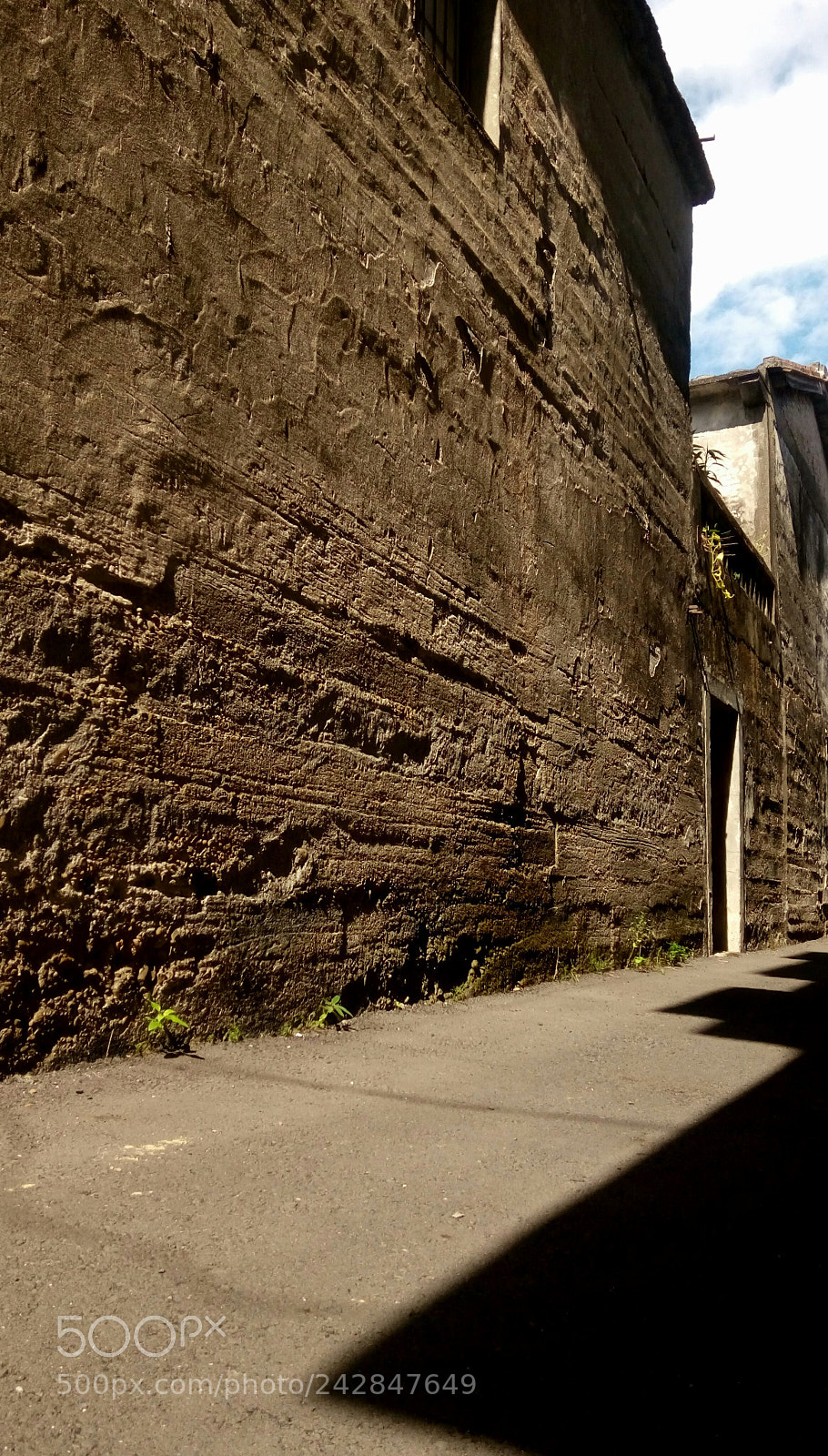 HTC D728X sample photo. High-wall path photography