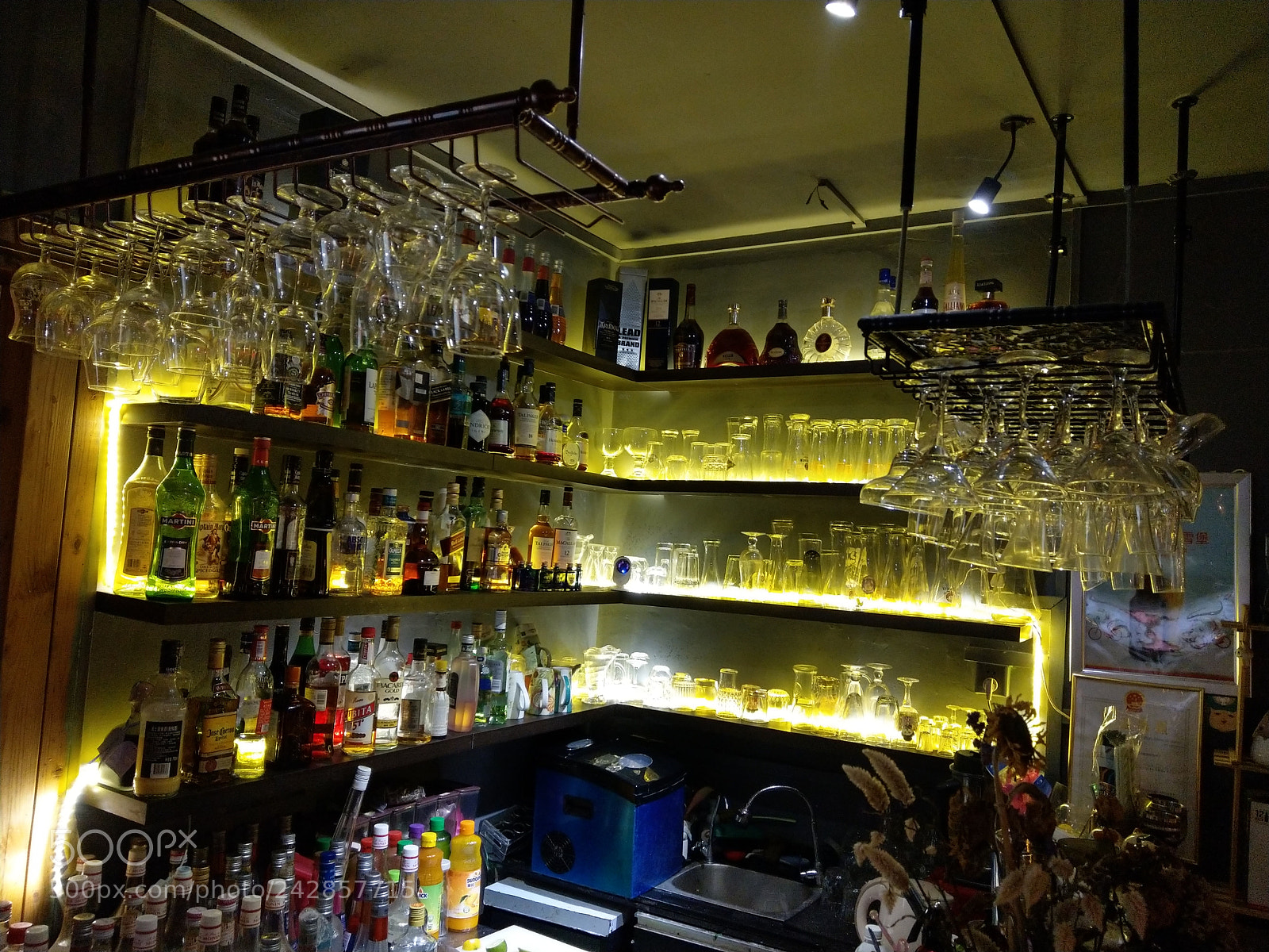 HTC U11 sample photo. Bar photography