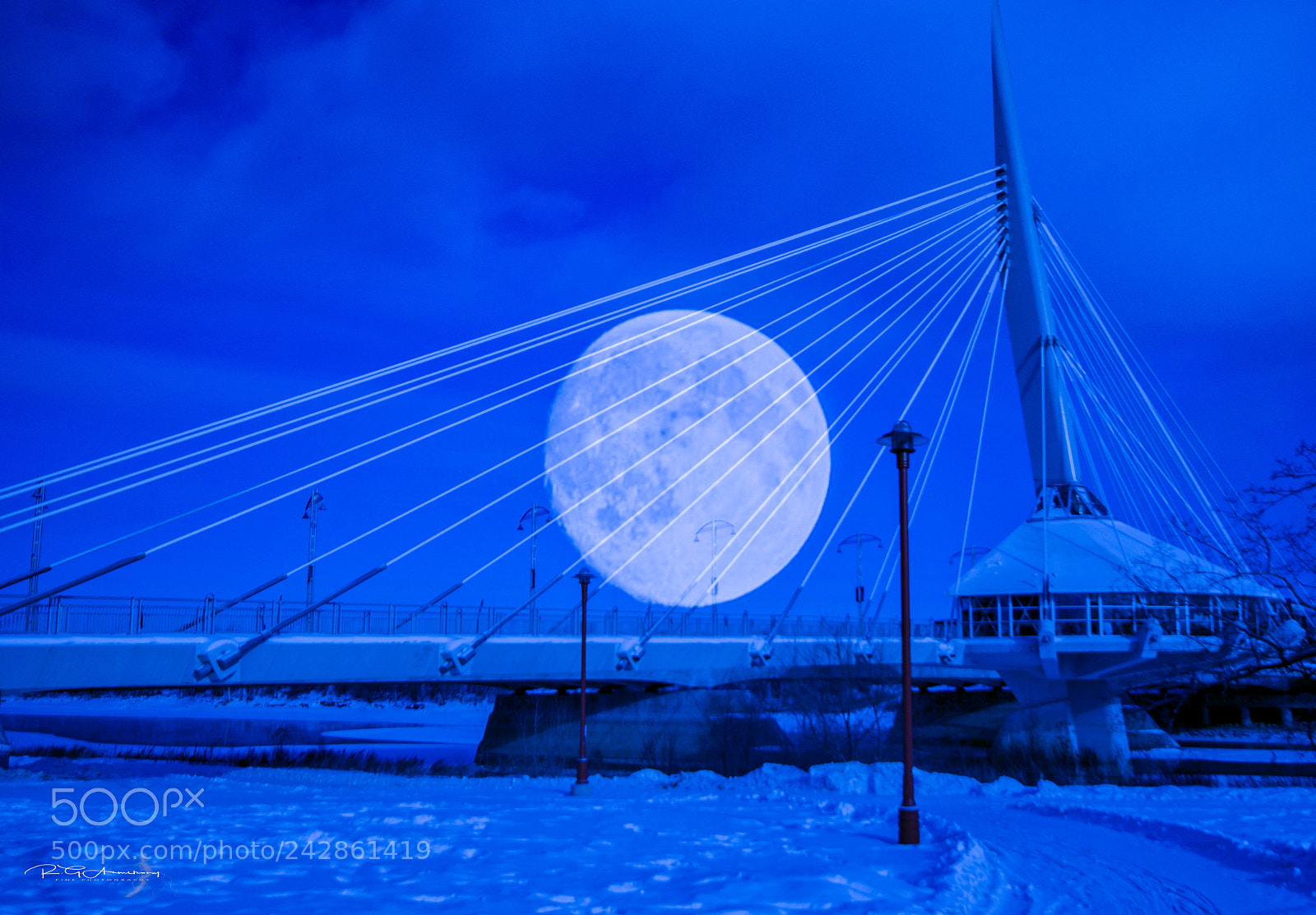 Pentax K200D sample photo. Captive moon photography