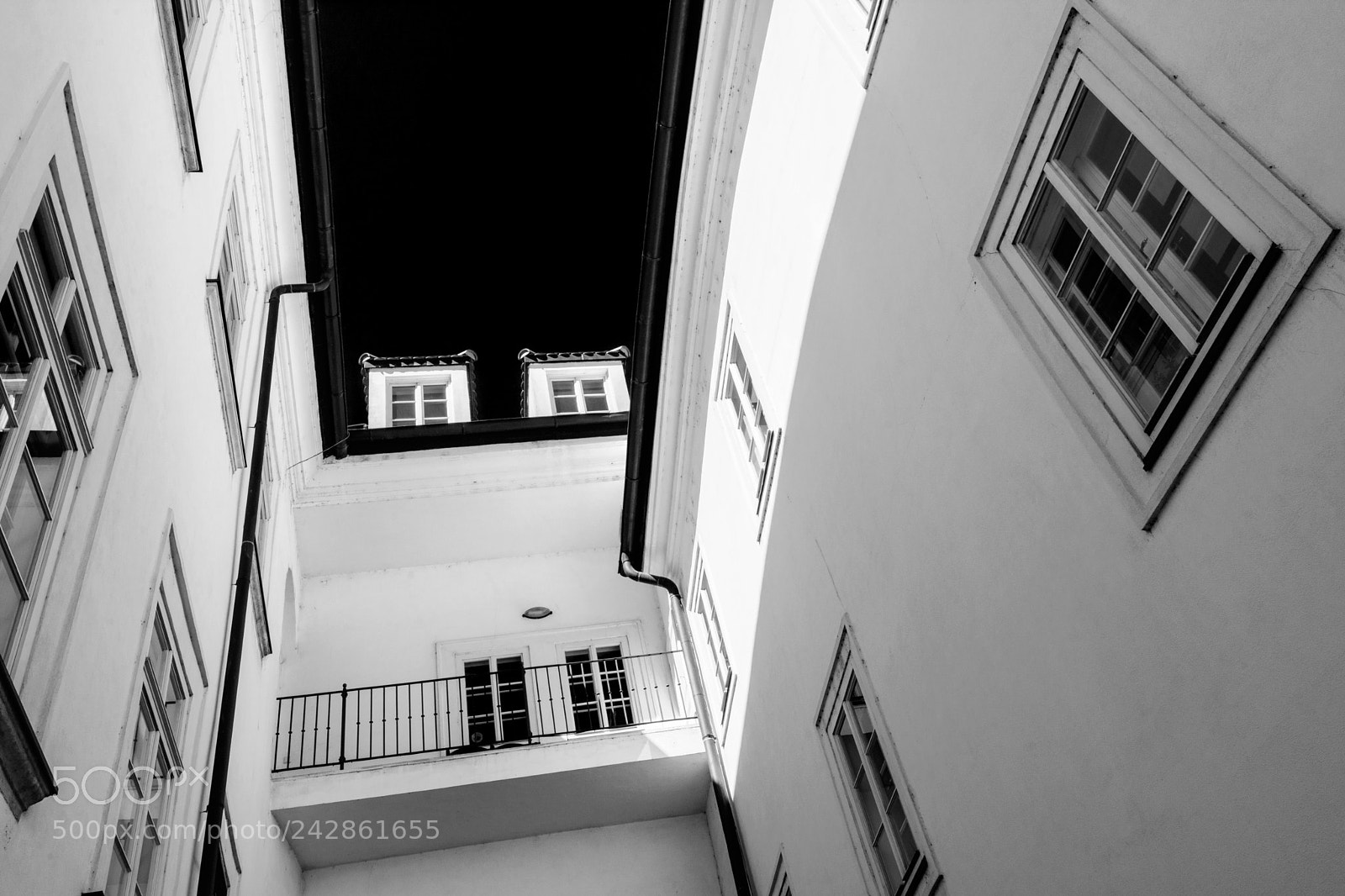 Nikon D7100 sample photo. Lesser town courtyard ii. photography