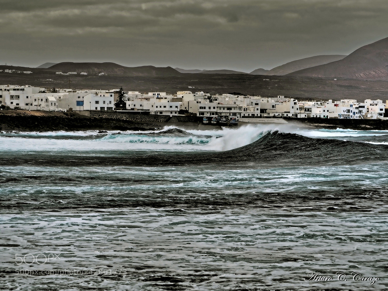 Olympus OM-D E-M10 II sample photo. Oleaje en lanzarote photography