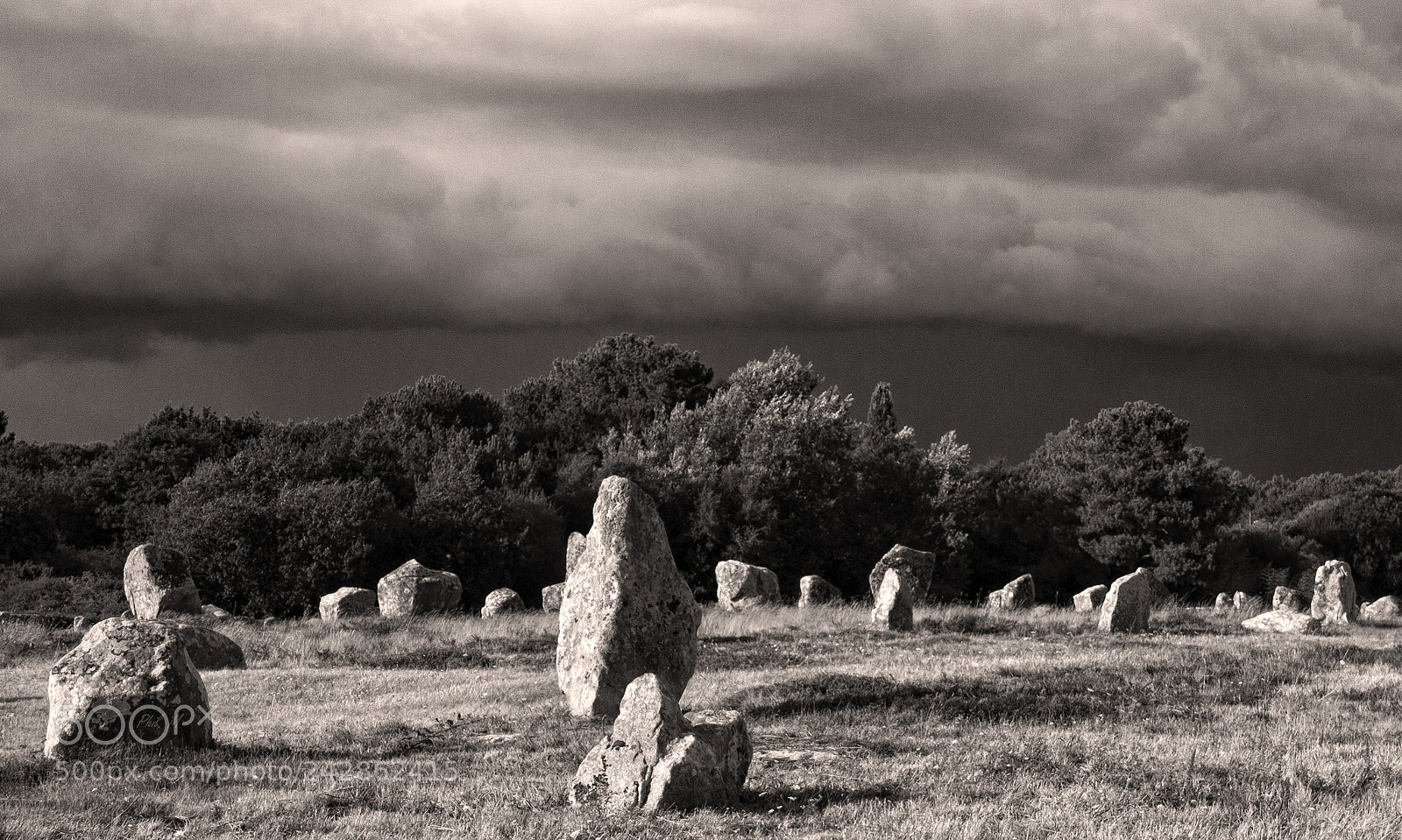 Canon EOS 1200D (EOS Rebel T5 / EOS Kiss X70 / EOS Hi) sample photo. Menace sur les menhirs photography