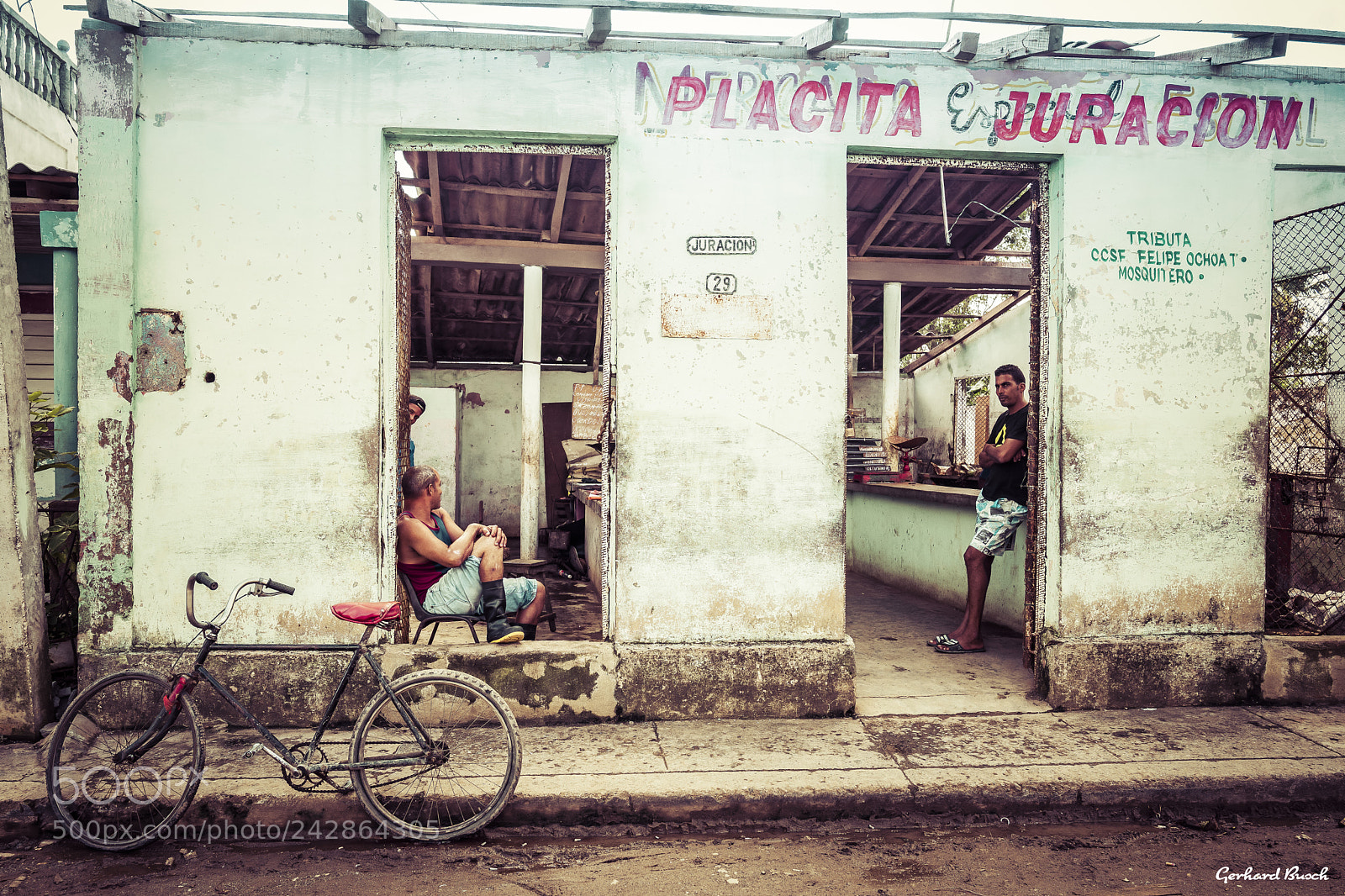 Leica Q (Typ 116) sample photo. Street scene in baracoa photography