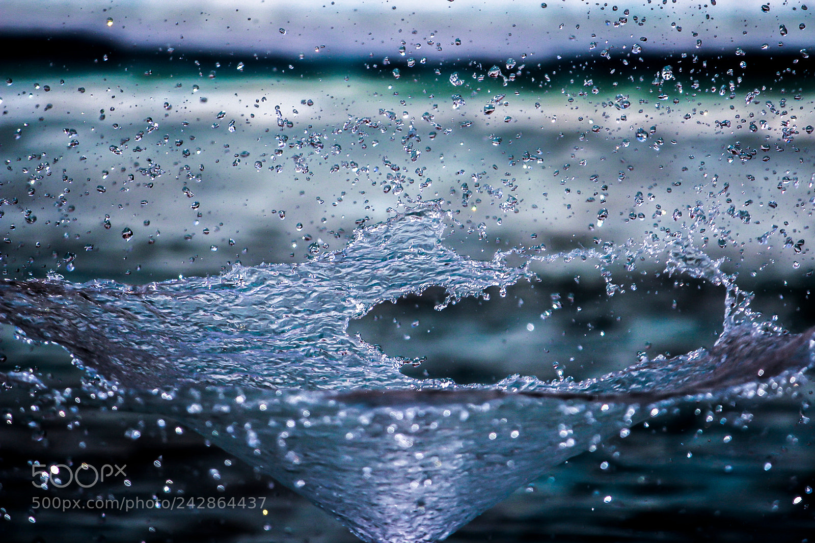 Canon EOS 600D (Rebel EOS T3i / EOS Kiss X5) sample photo. Water circle photography
