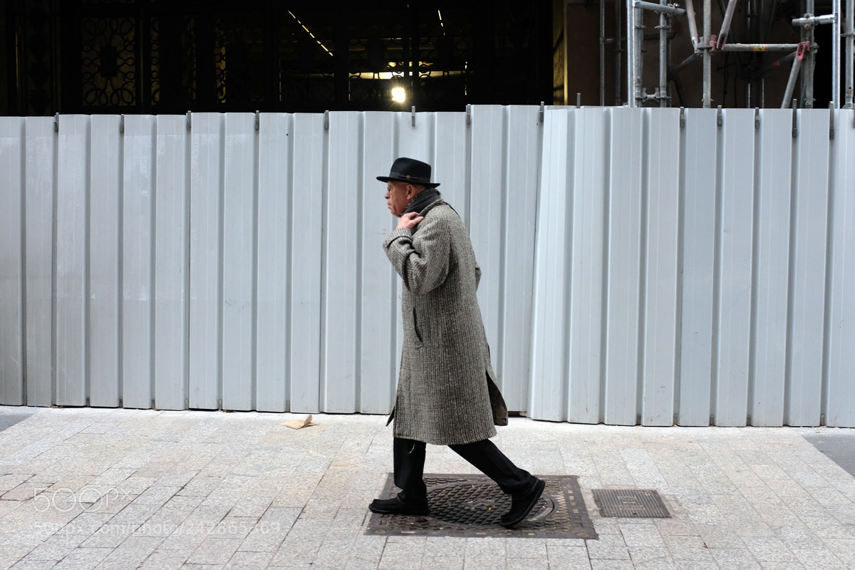 Fujifilm X100F sample photo. L'homme en gris photography