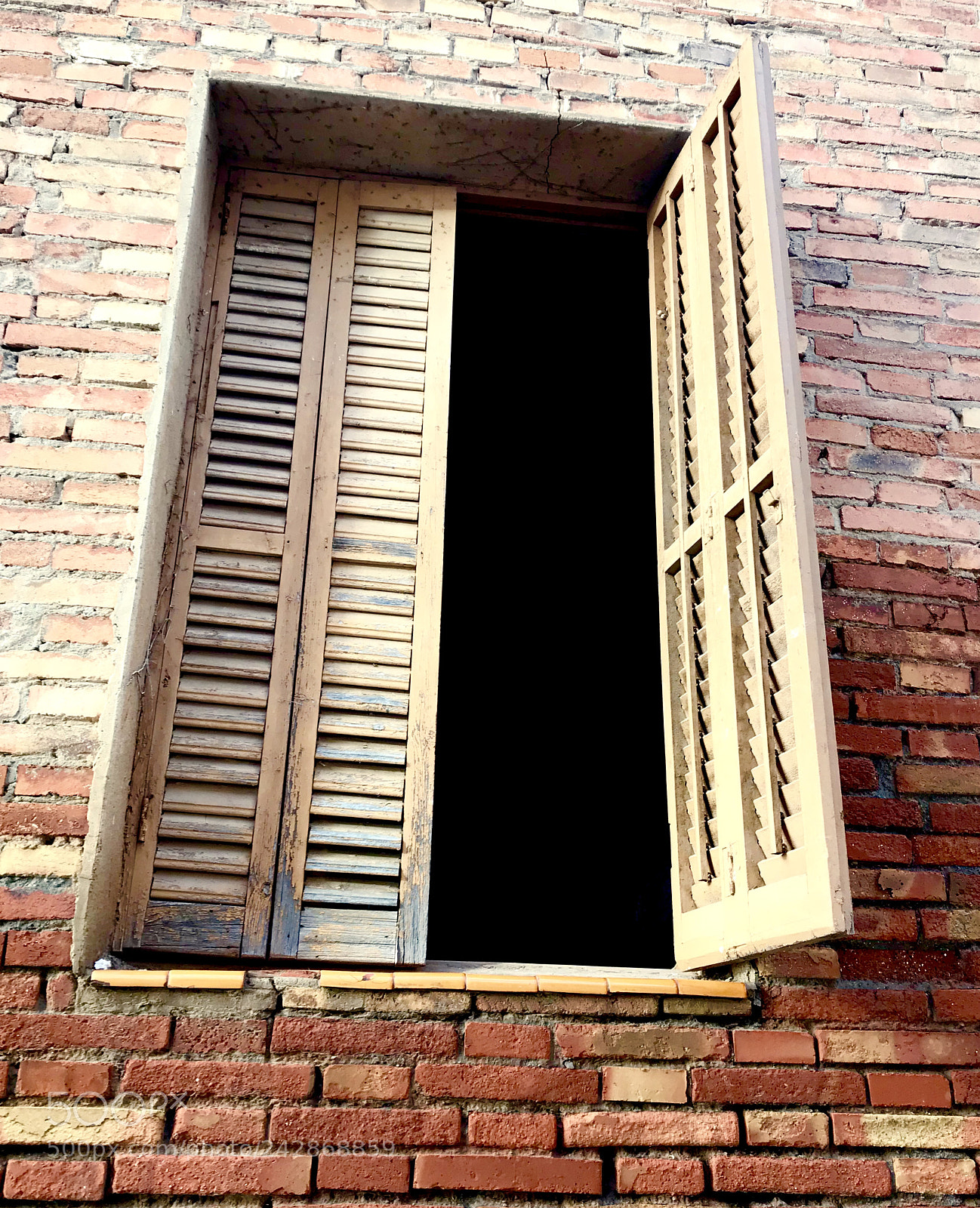 Apple iPhone 7 Plus sample photo. Old window photography