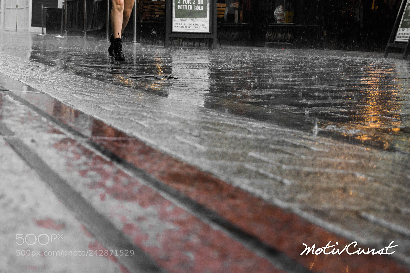 Sony SLT-A65 (SLT-A65V) sample photo. Frauenbeine im regen photography