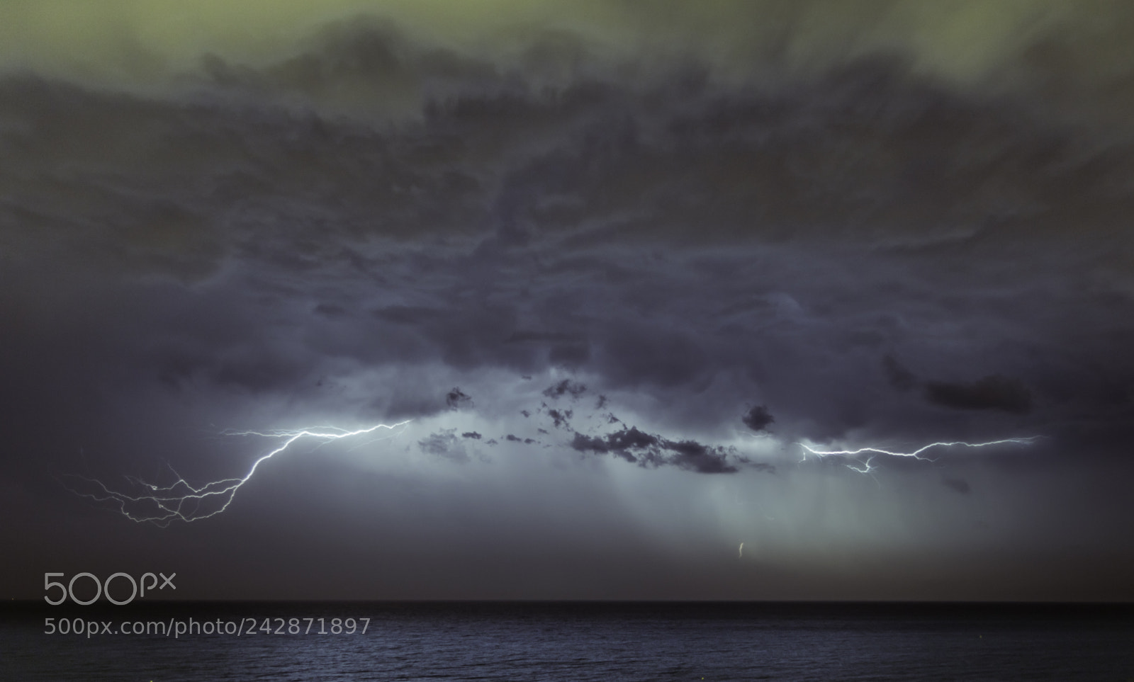 Canon EOS 750D (EOS Rebel T6i / EOS Kiss X8i) sample photo. Storm photography