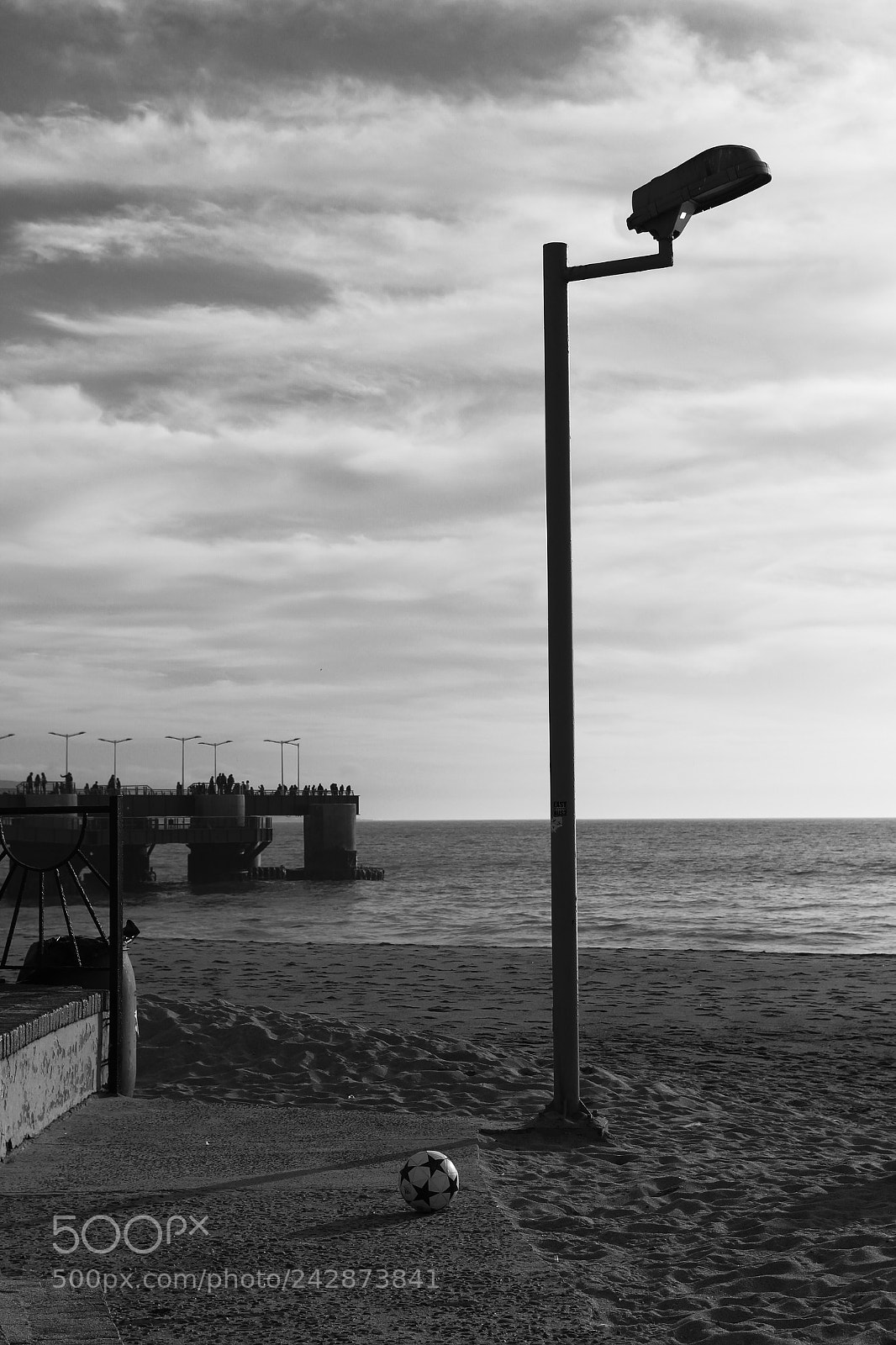 Canon EOS 700D (EOS Rebel T5i / EOS Kiss X7i) sample photo. The lonely football photography