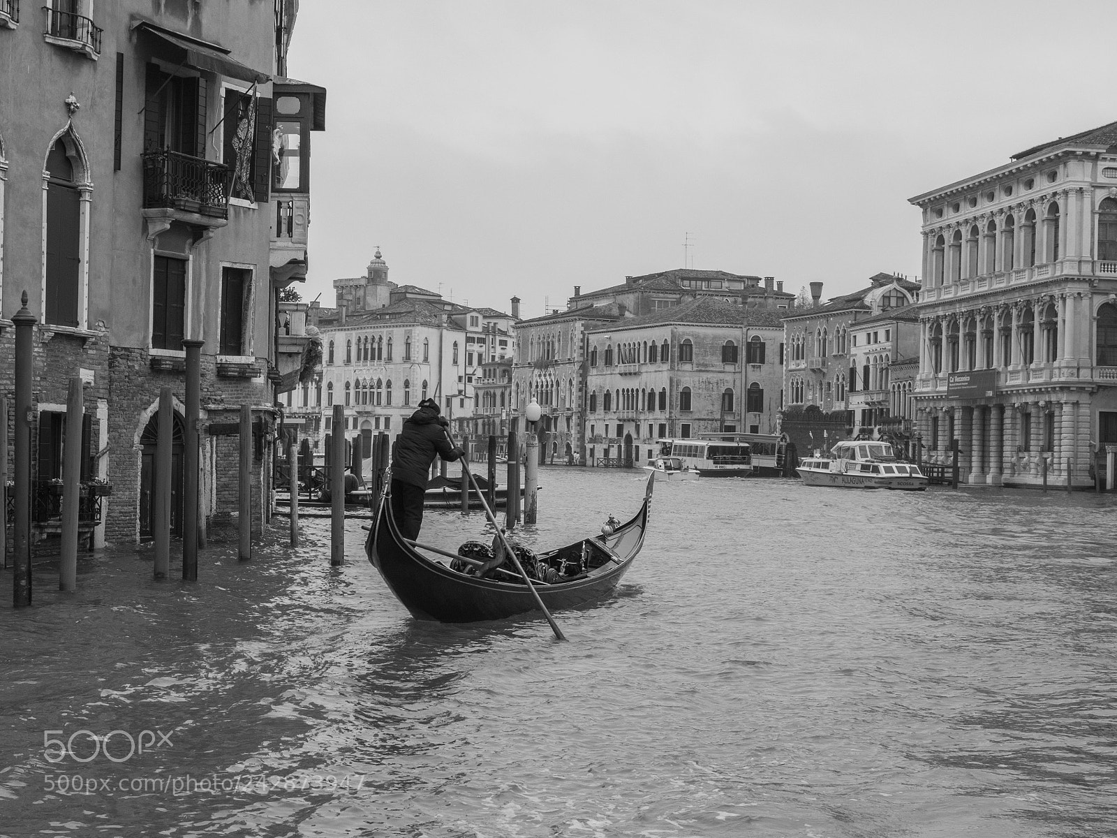 Panasonic Lumix DMC-GX8 sample photo. Gondolier in venice black-white photography