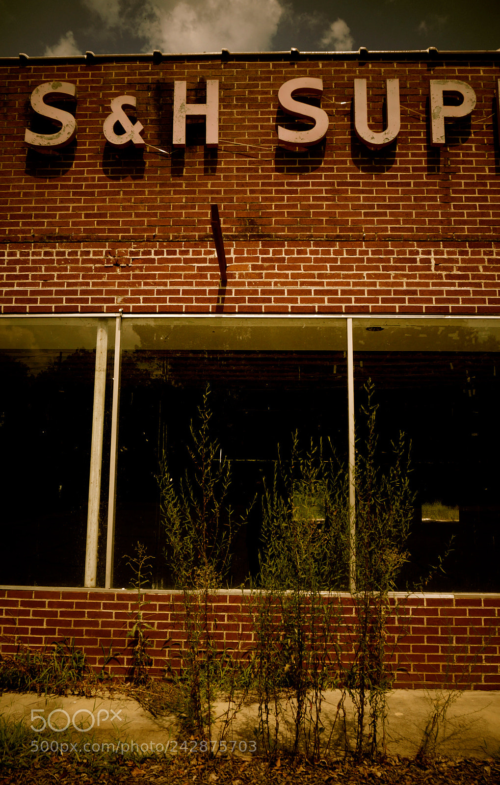 Sony Alpha NEX-3N sample photo. Abandoned supplies photography