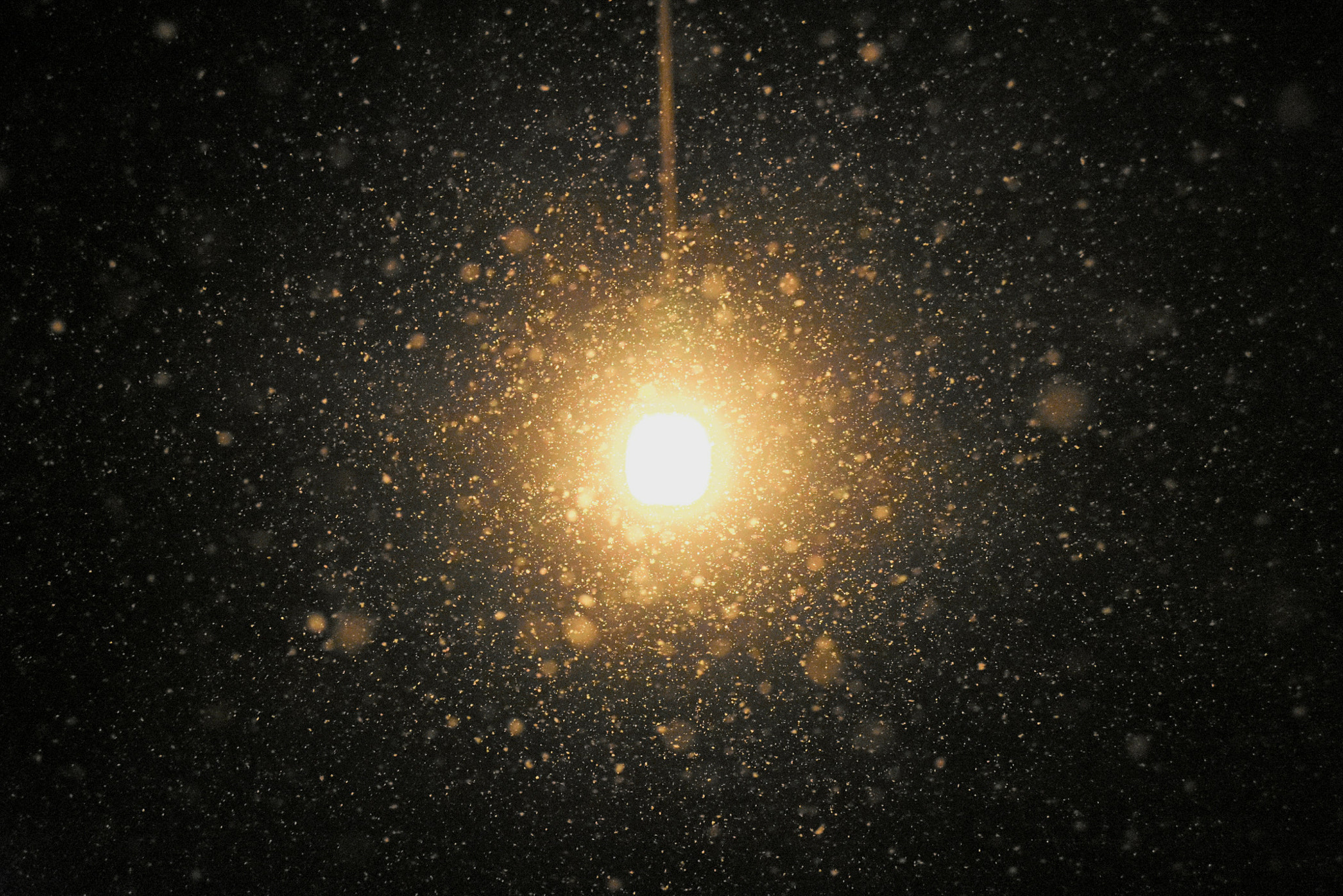 Nikon D7200 sample photo. Snowy streetlight photography