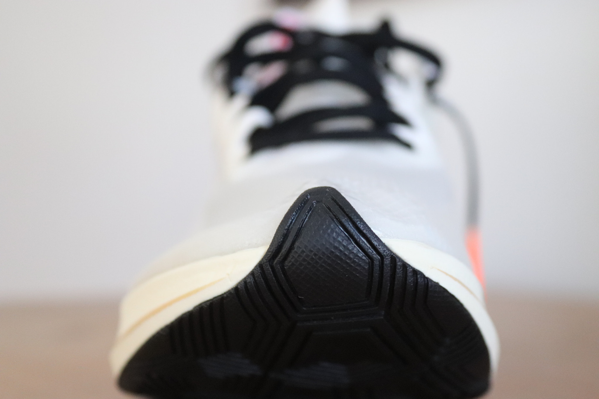 Canon EOS 77D (EOS 9000D / EOS 770D) sample photo. Off-white nike zoom fly photography