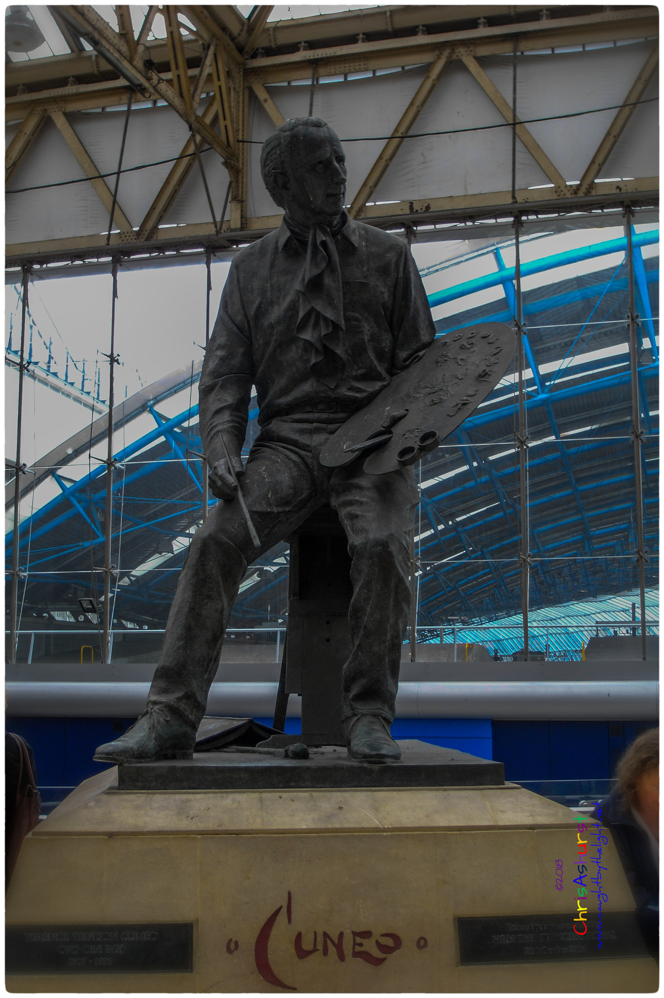 Ricoh Caplio GX100 sample photo. Cuneo waiting to paint at waterloo photography