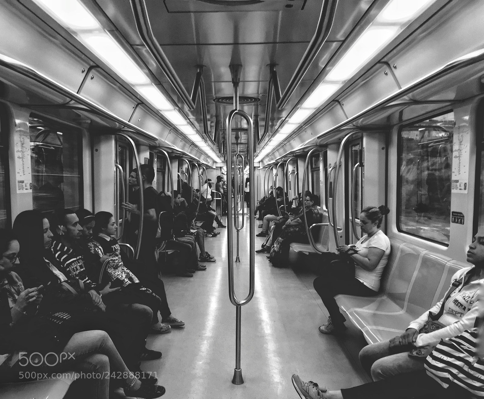 Apple iPhone SE sample photo. Medellín metro photography