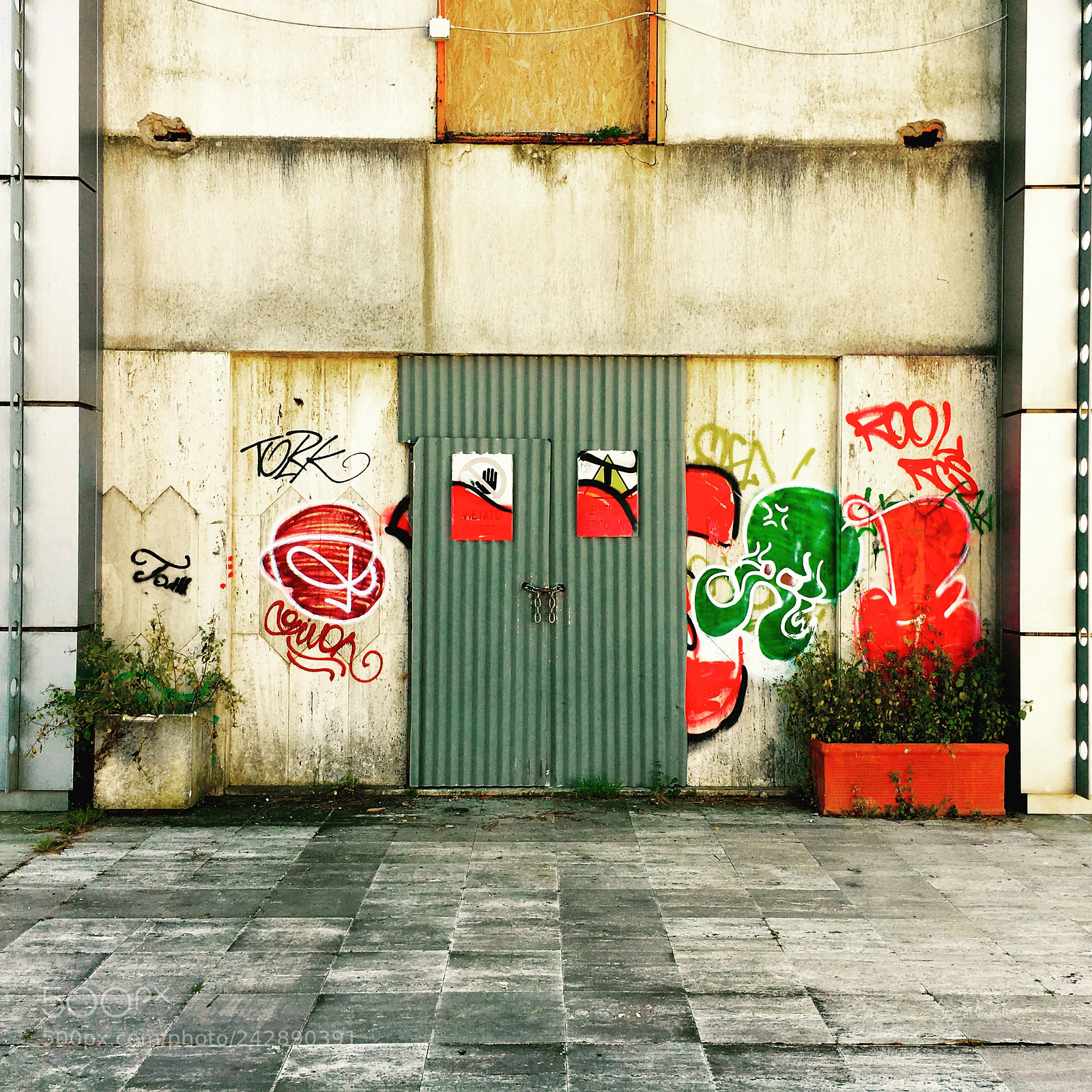 Apple iPhone 6s sample photo. “smiling door” photography